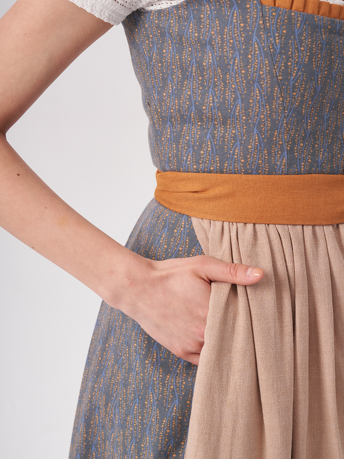Dirndl in Blau mit traditionellen Details