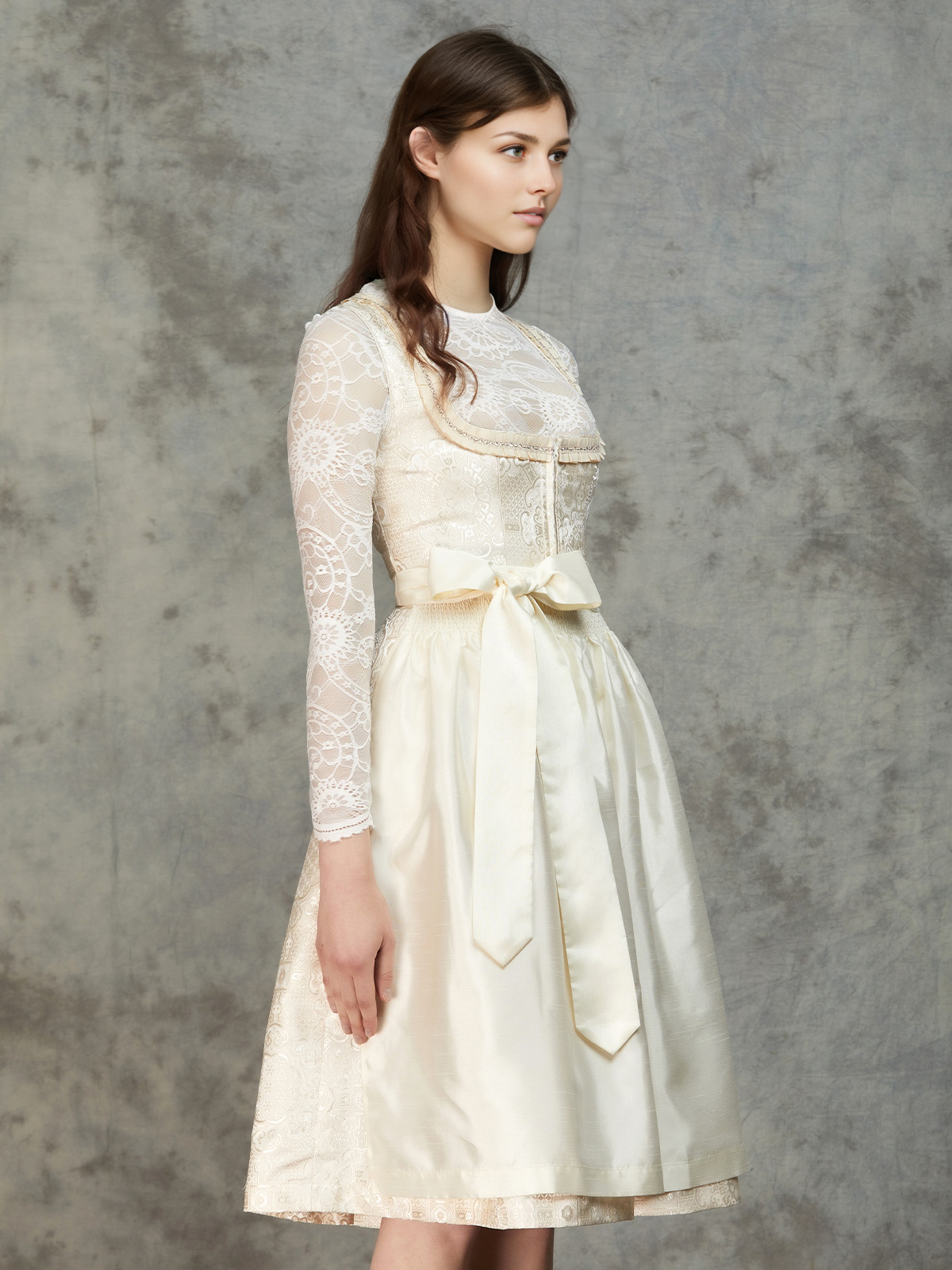 Elegantes weißes Dirndl von Ehreer