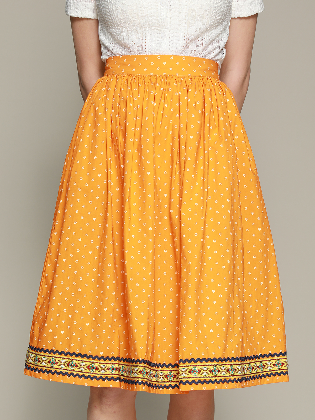Dirndl mit gelber Schürze