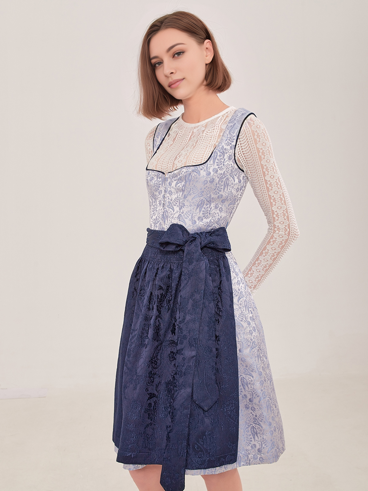 Modernes Dirndl in Blau