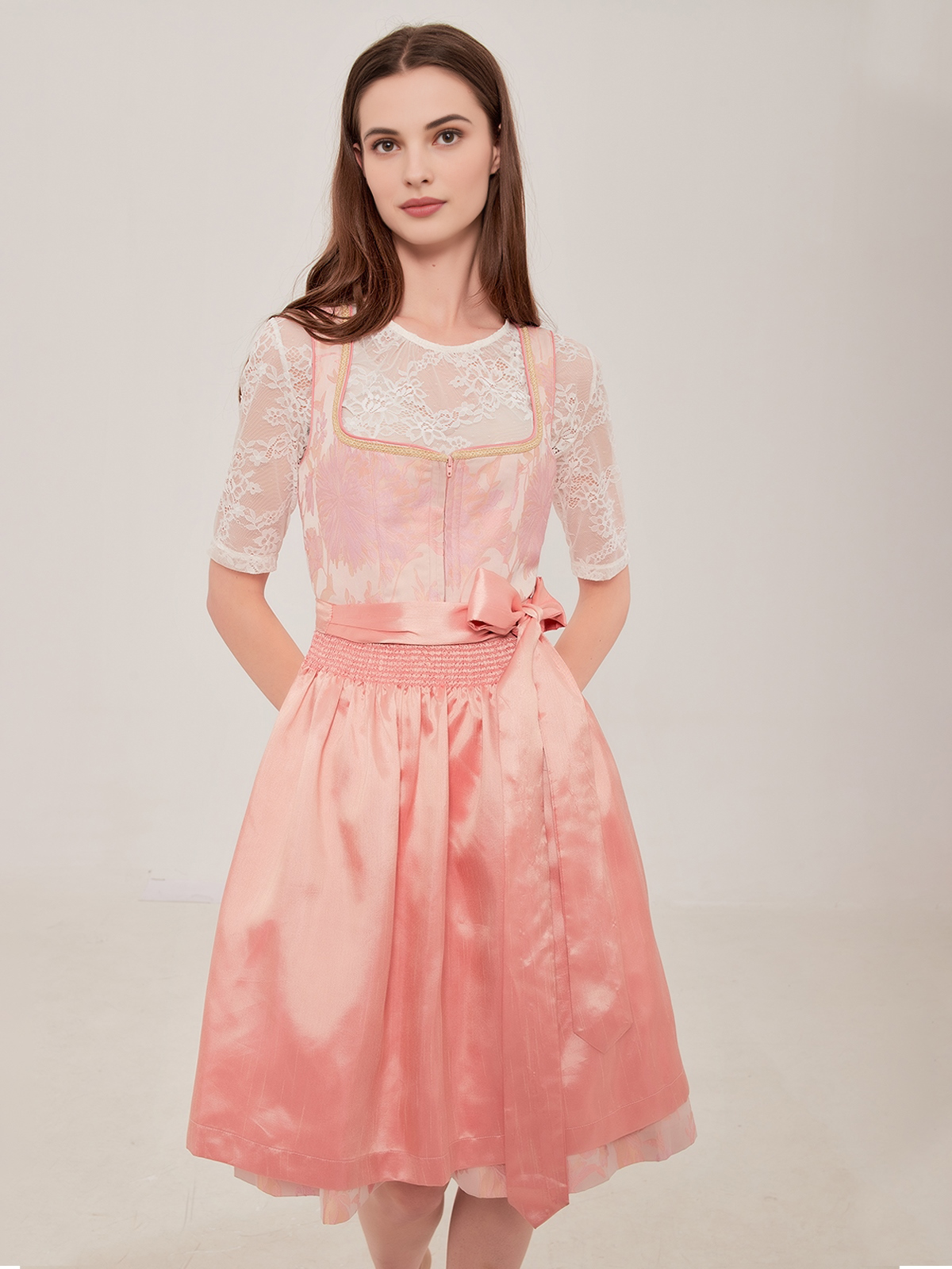 Modernes Dirndl in Rosa – perfekt für den Alltag