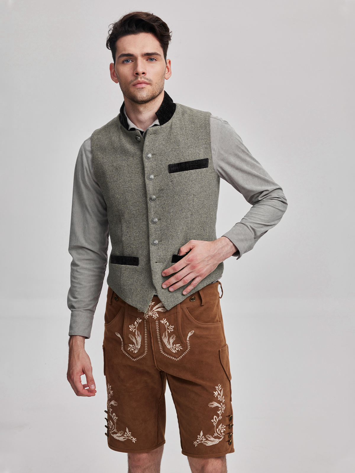 Leder Dirndl in Grau – zeitlos elegant