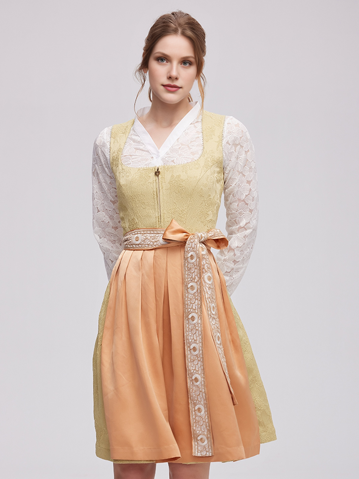 Modernes Dirndl in blau mit festlicher Note