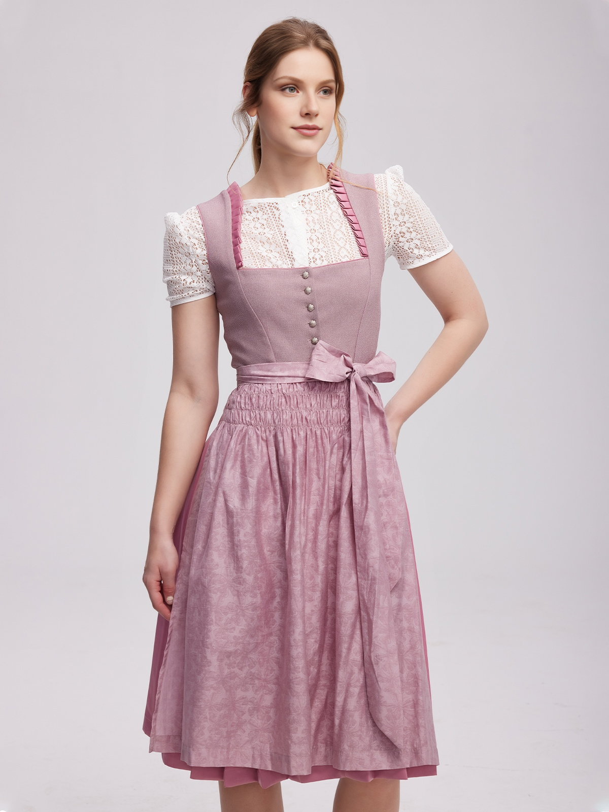 Modernes Dirndl in Lila mit eleganter Silhouette