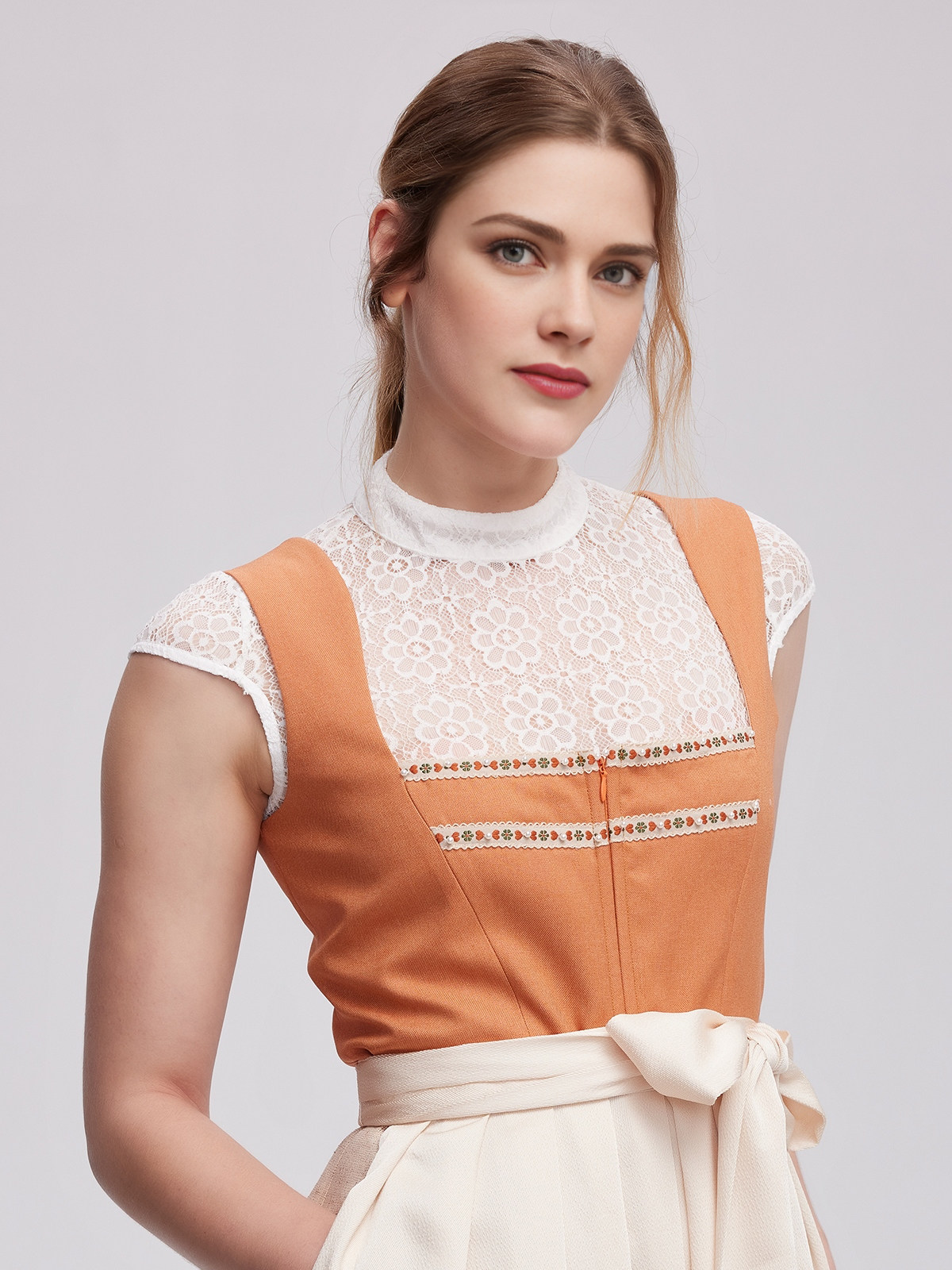 Modernes Dirndl in samtigem Salbeigrün