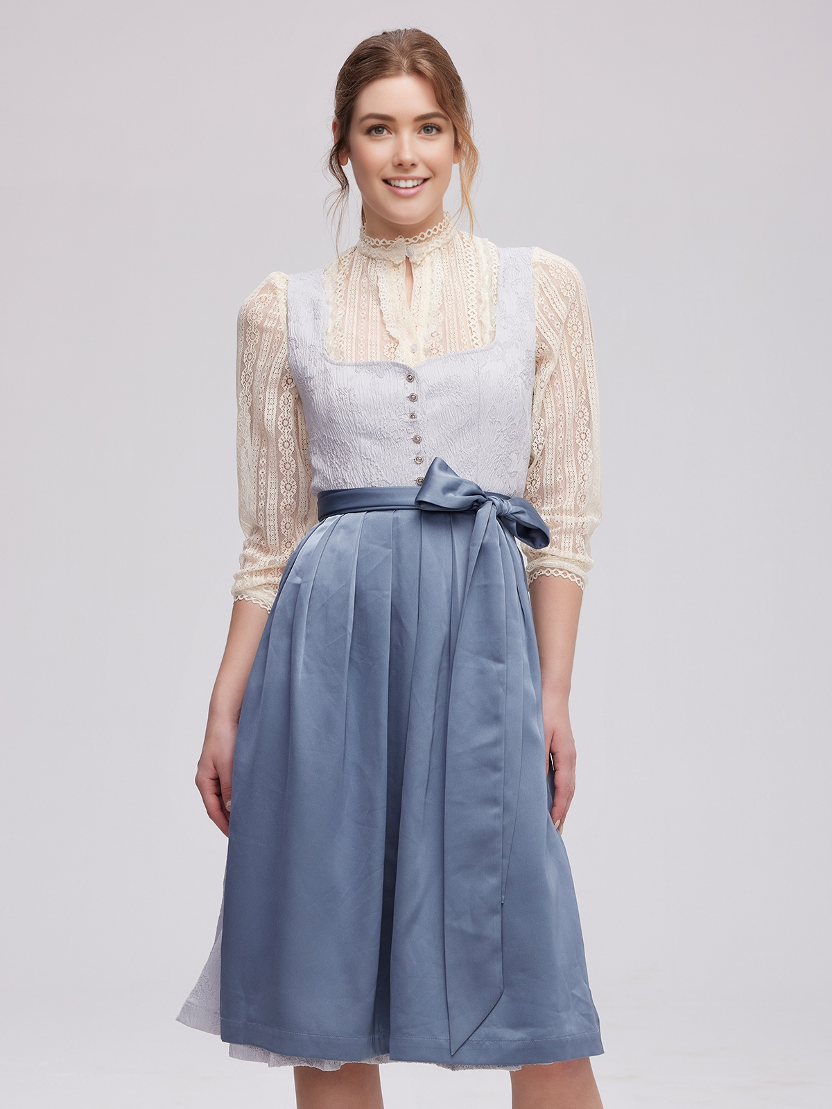 Dirndl in Blau mit weißer Bluse