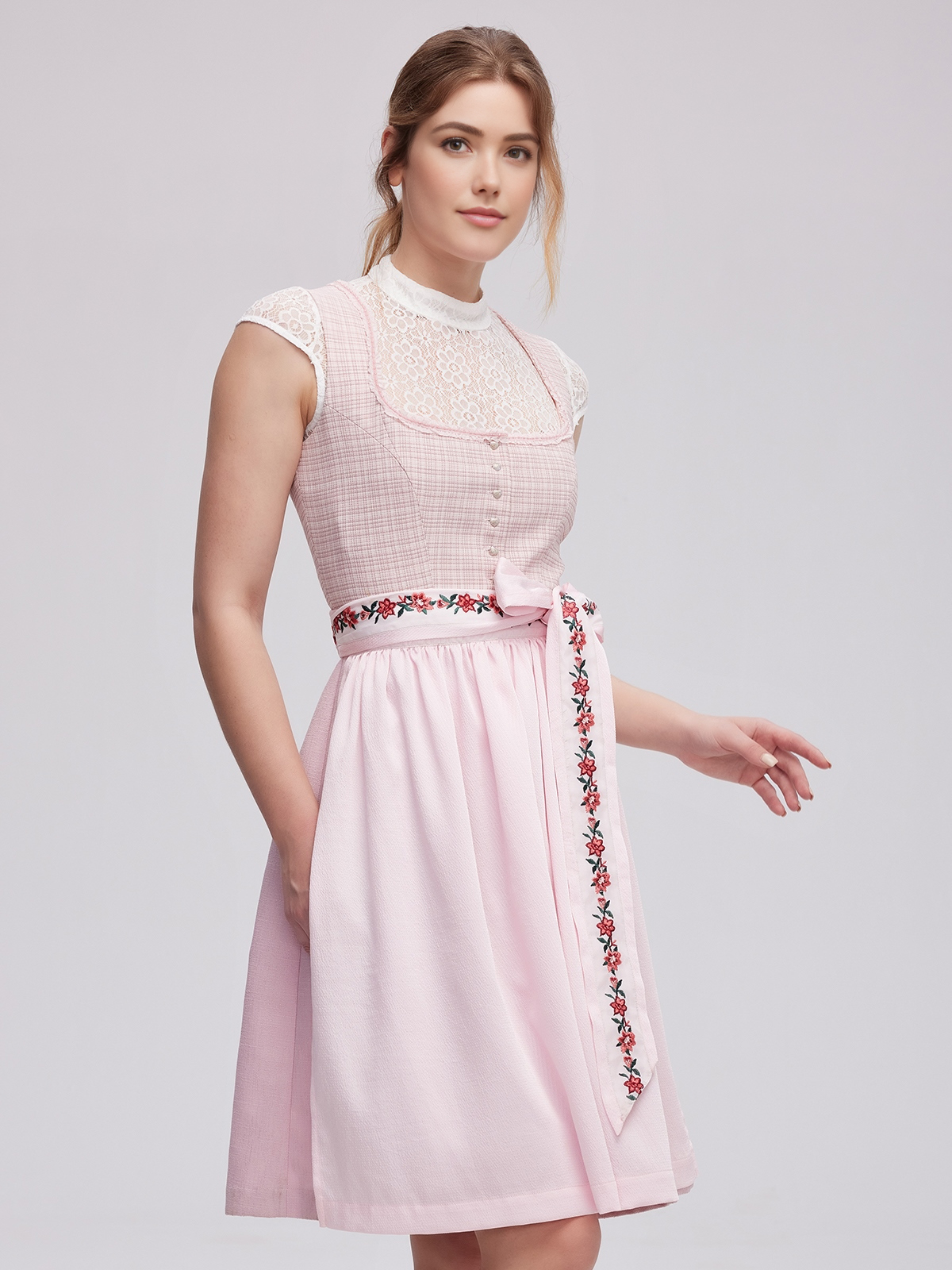 Dirndl in Grau mit modernem Twist
