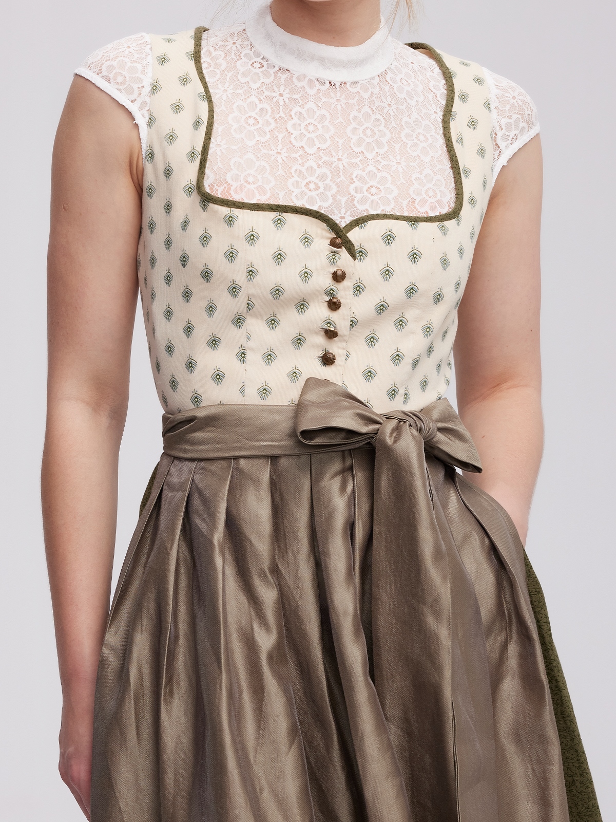 Modernes Dirndl in Gelb mit figurbetonter Silhouette