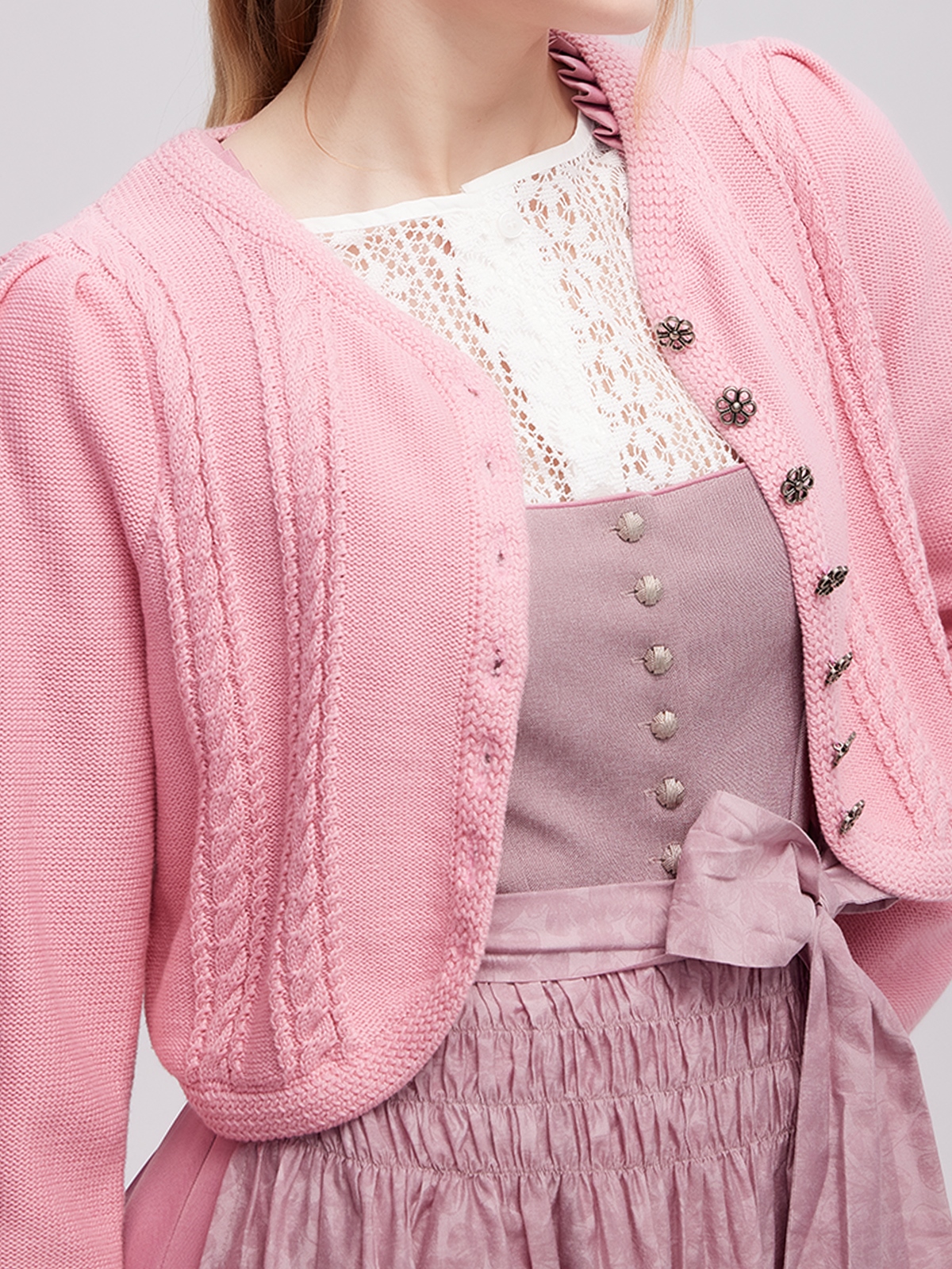 Einfarbiges Dirndl mit Strickjacke
