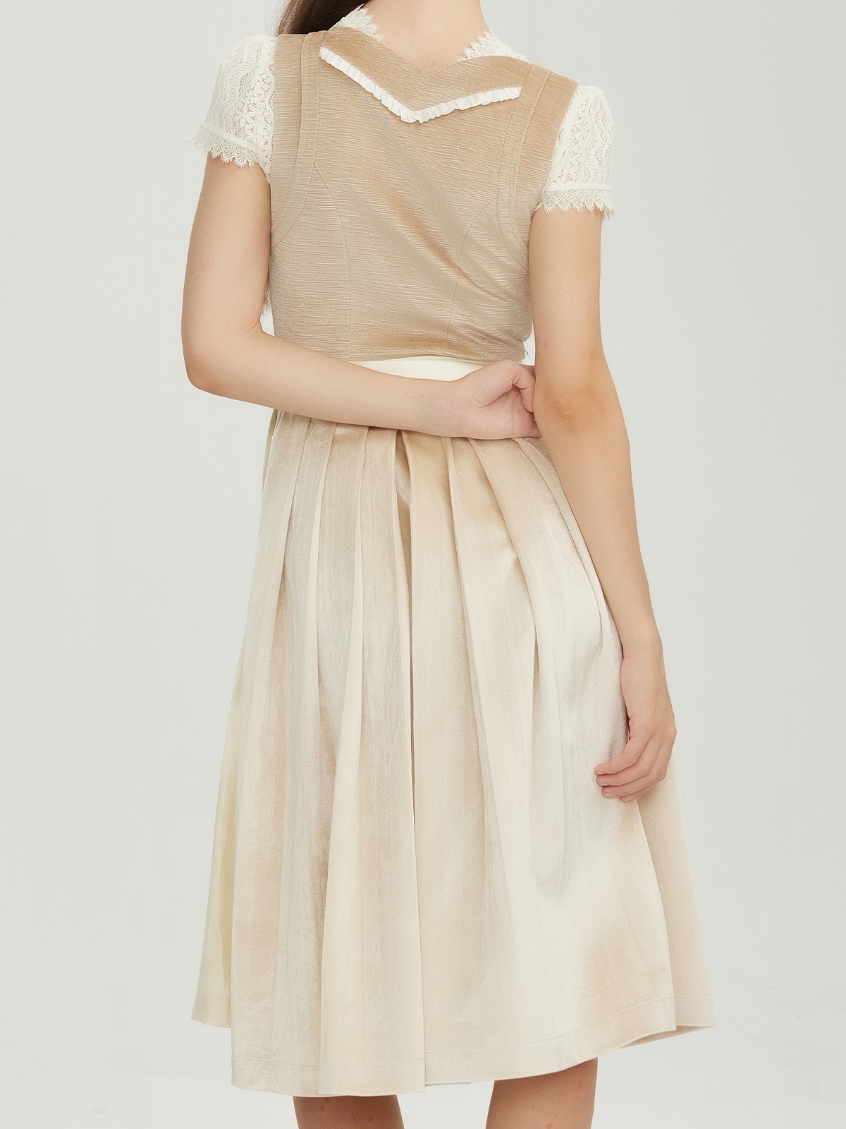 Dirndl Neue Kollektion 2024 in Braun