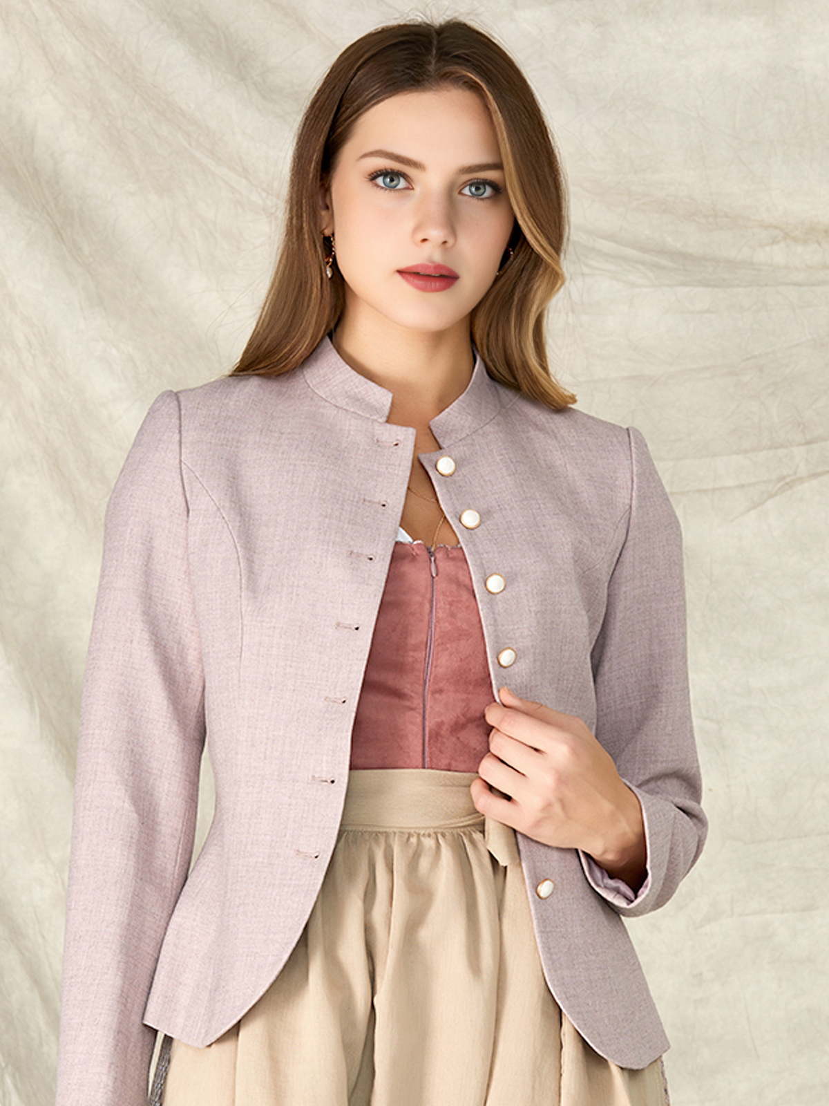 Modernes lila Dirndl mit Samt-Elementen