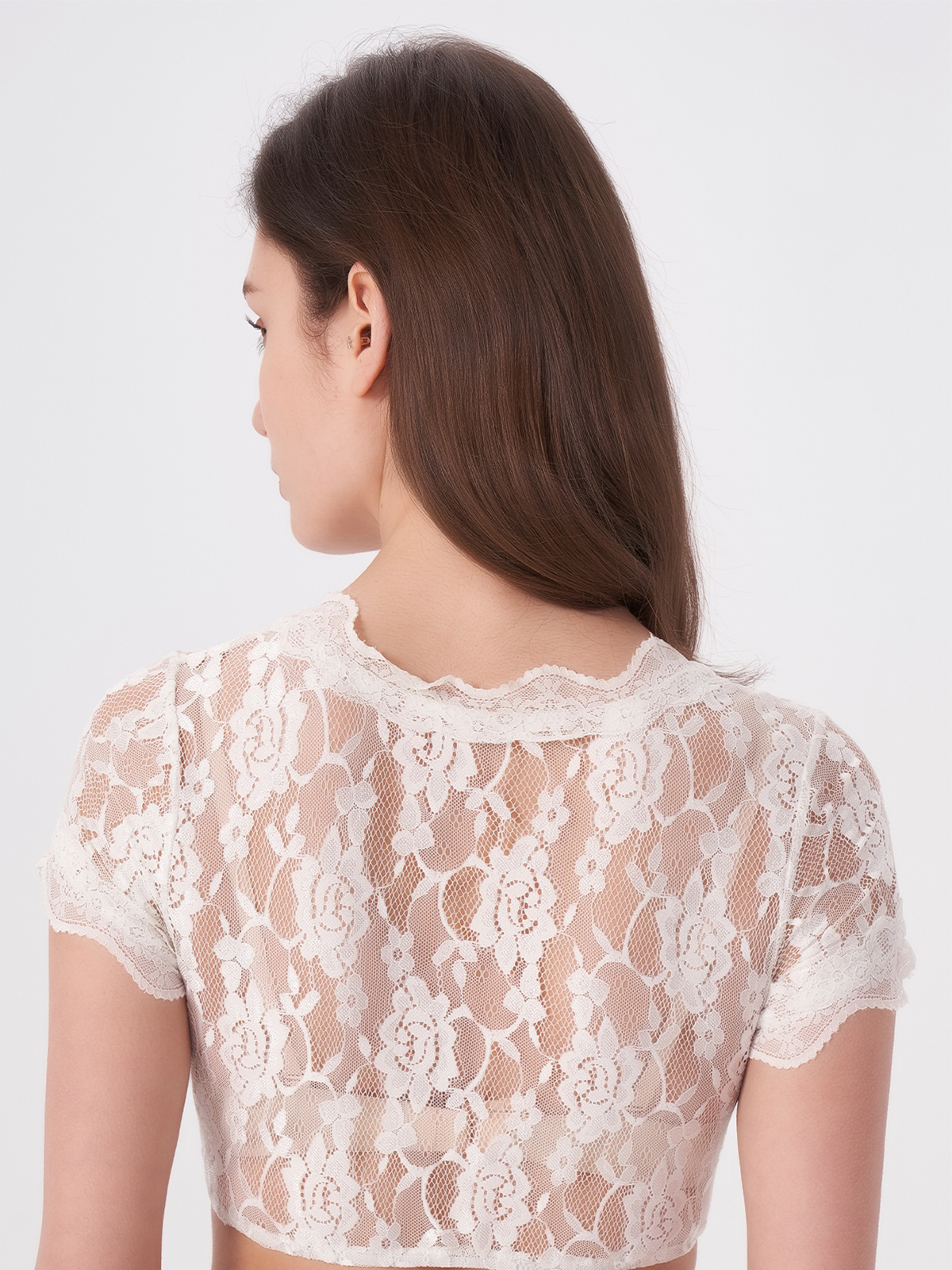 Modernes Dirndl mit eleganter Bluse
