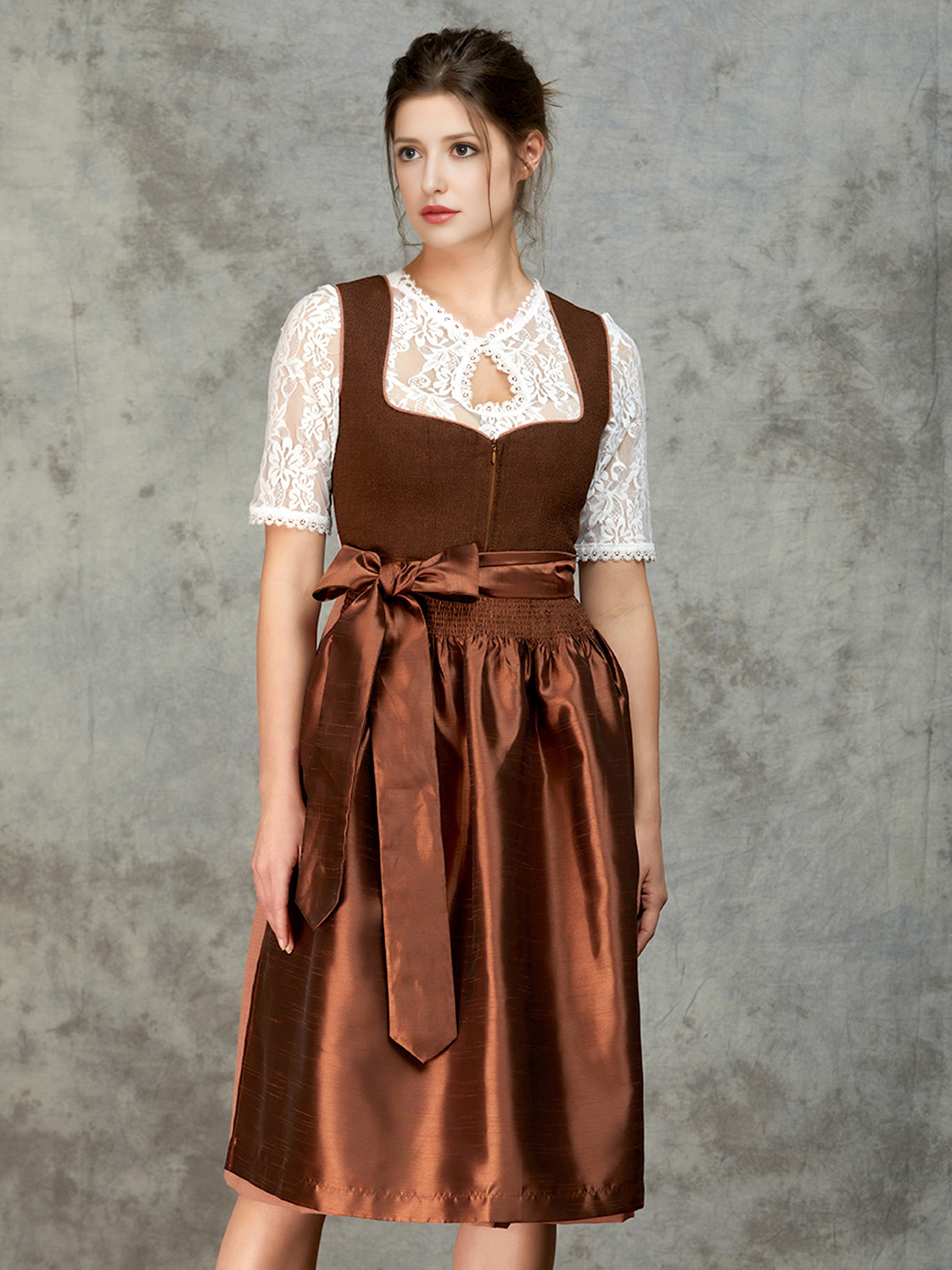 Modernes braunes Langarm Dirndl mit anmutiger Silhouette