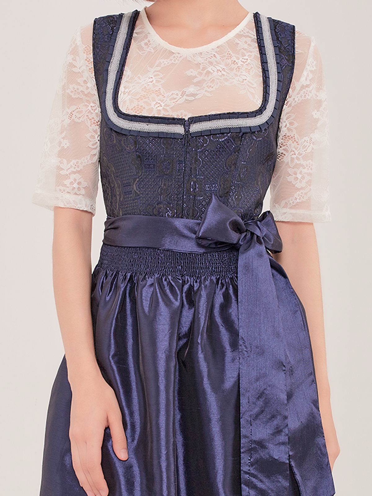 Dirndl in Moosgrün mit blauer Schürze