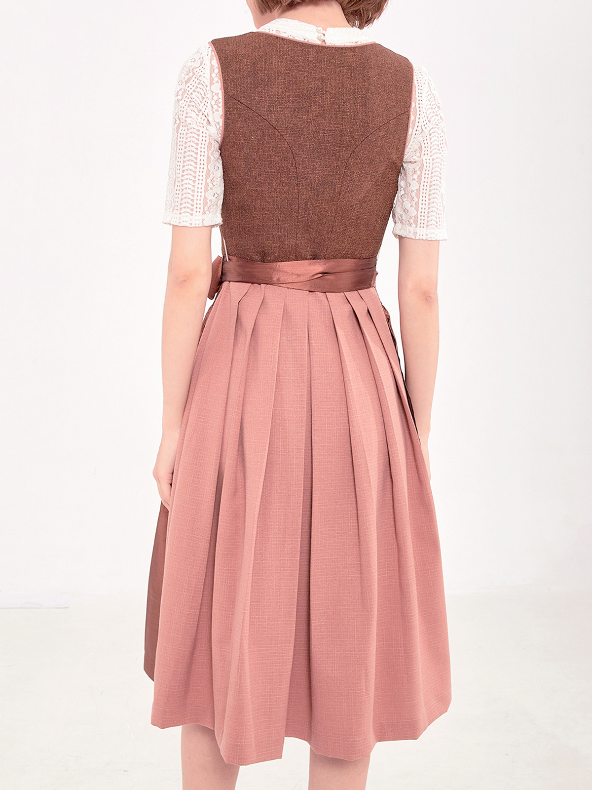 Pinkes Dirndl mit modernem Schnitt