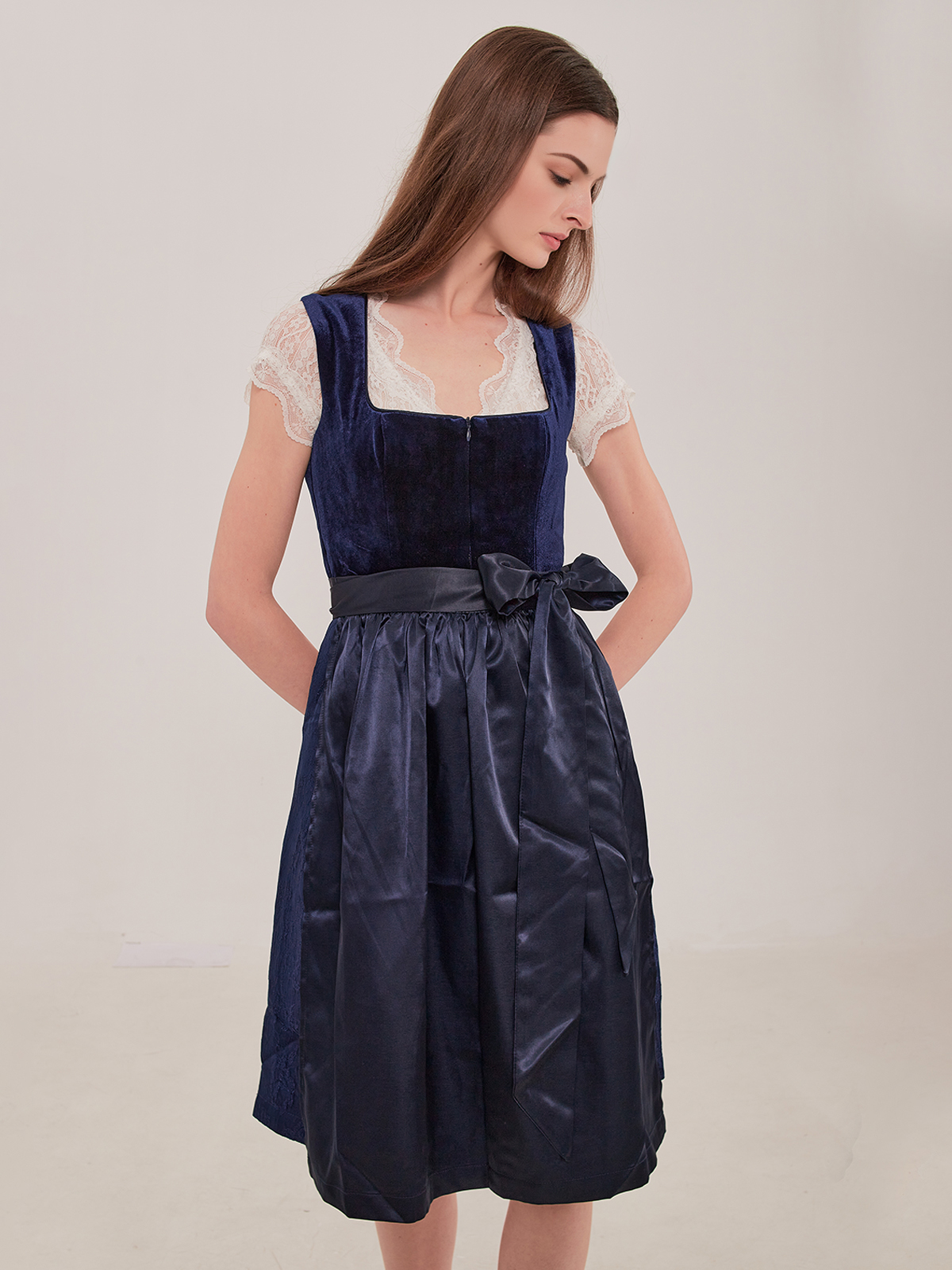 Modernes blaues Dirndl mit floralen Details