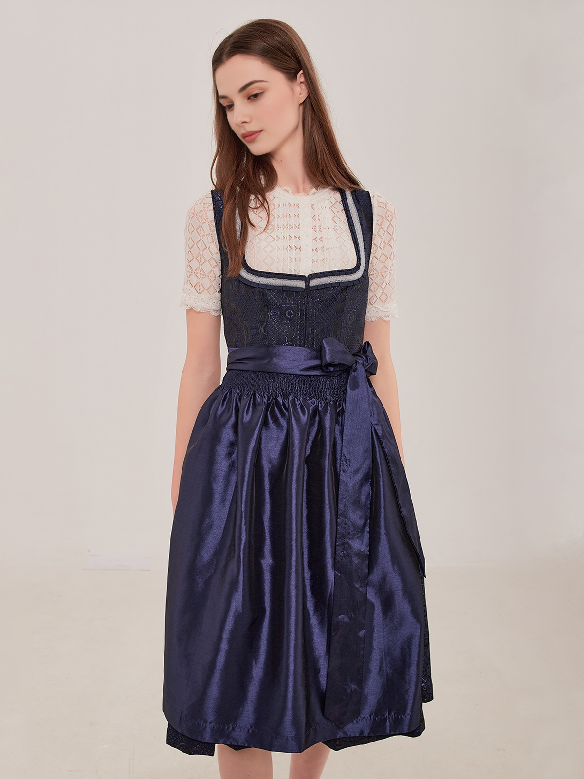Dirndl schwarz lila mit blauer Bluse
