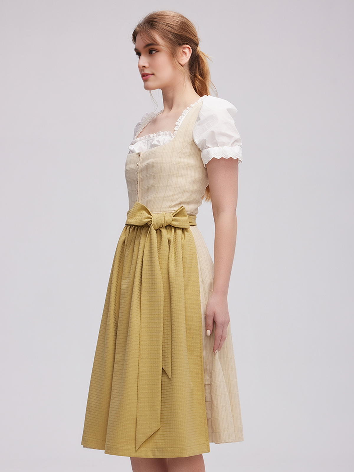 Ein grünes Dirndl im Vergleich zu einem roten Dirndl