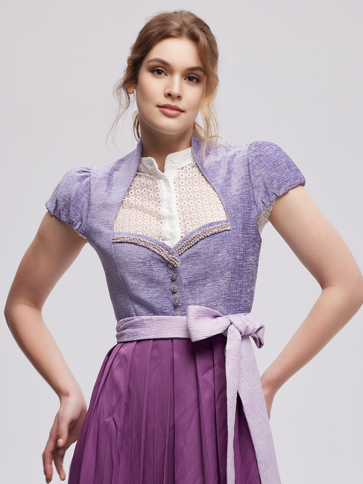 Lila Dirndl mit floralen Details