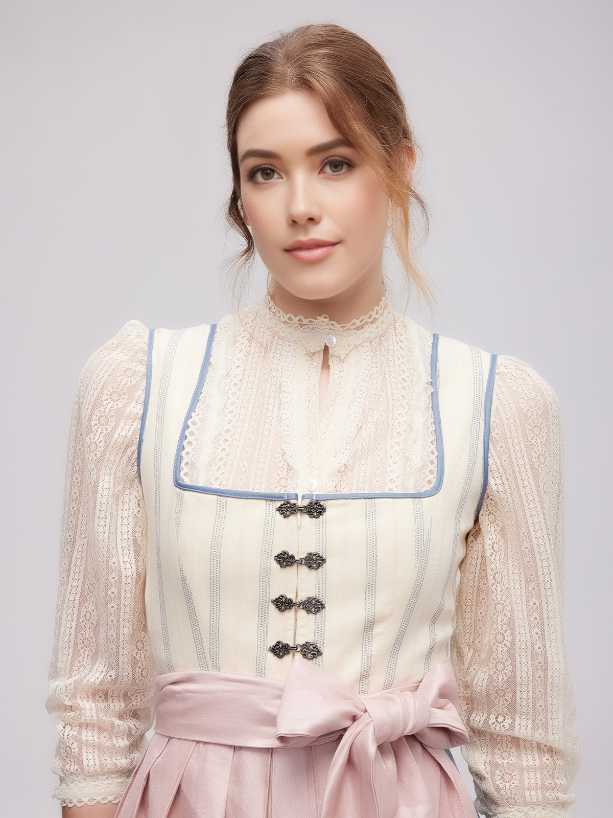 Modernes Dirndl in Beige mit floralen Akzenten
