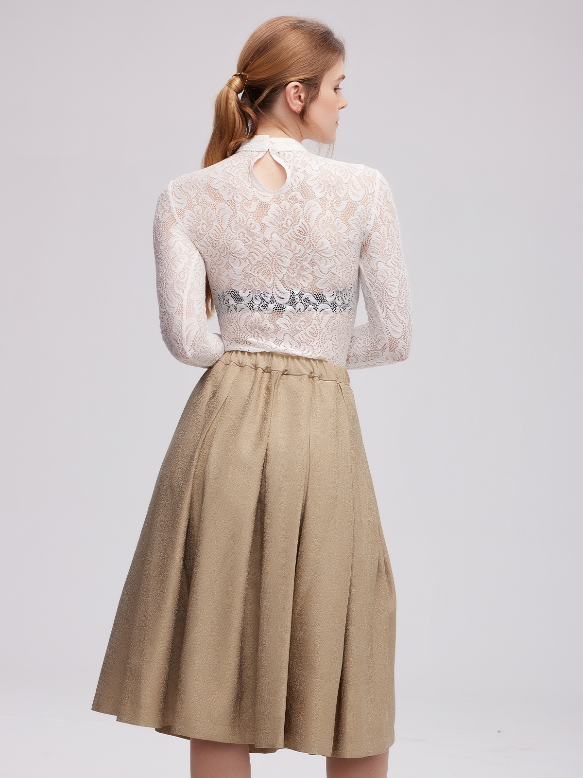 Samt Dirndl in Weiß mit feinen Details