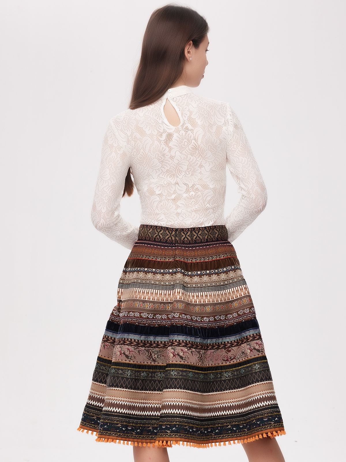Modernes Dirndl in Braun mit figurbetonter Silhouette