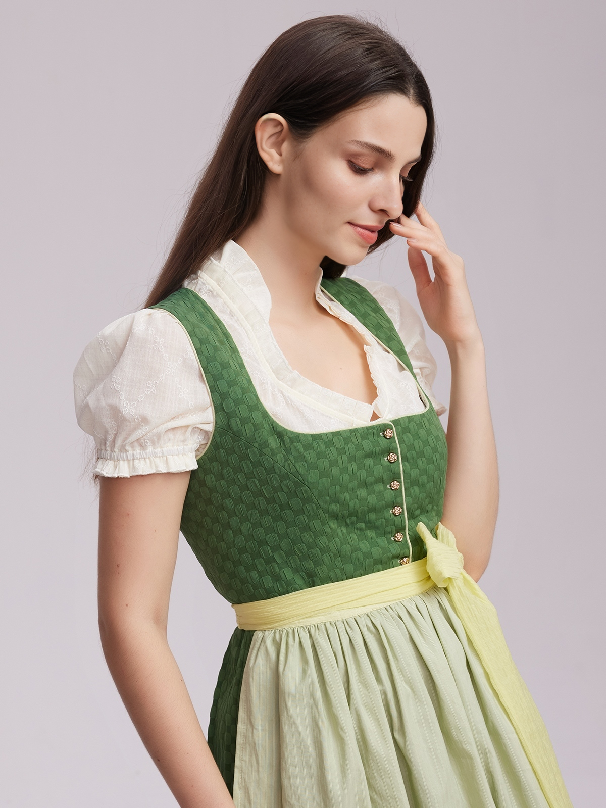 Ein atemberaubendes grünes Dirndl von Ja Mei, perfekt für festliche Anlässe