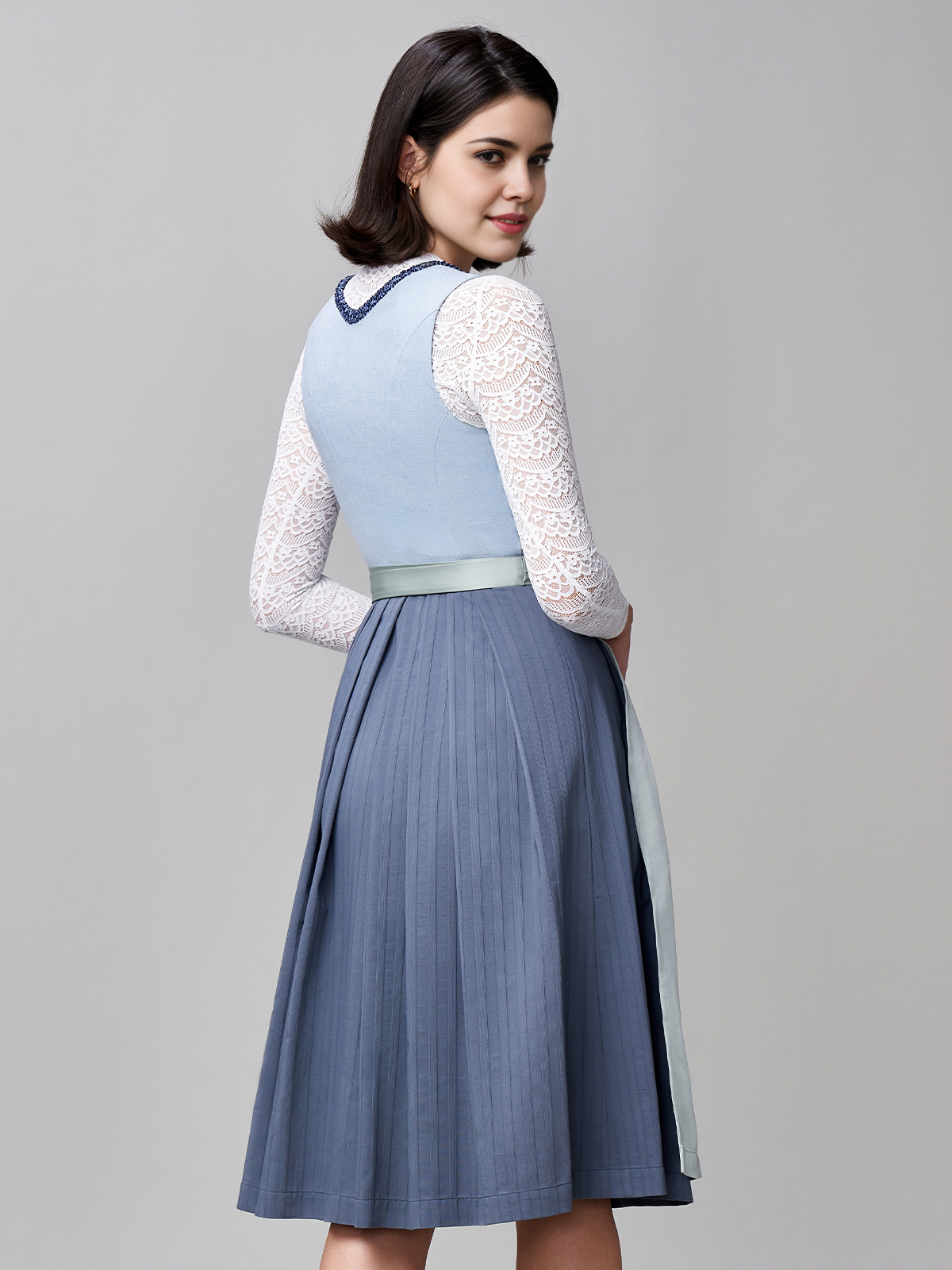 Modernes blaues Dirndl mit zeitgemäßem Schnitt