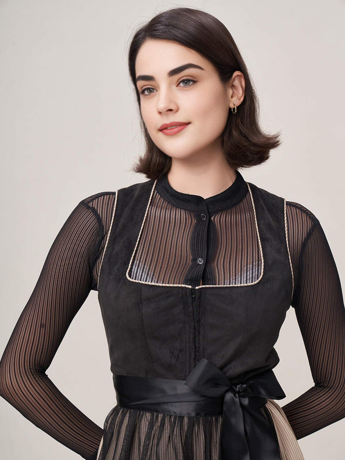 Modernes Dirndl mit Herzausschnitt