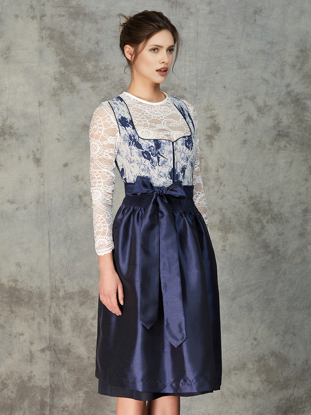 Elegantes blaues Dirndl von Amuse Liebe