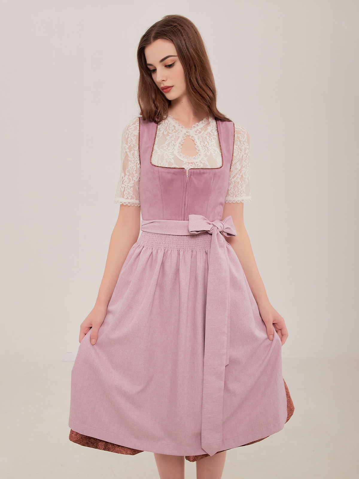 Ein dunkelgrünes Dirndl mit floralen Details