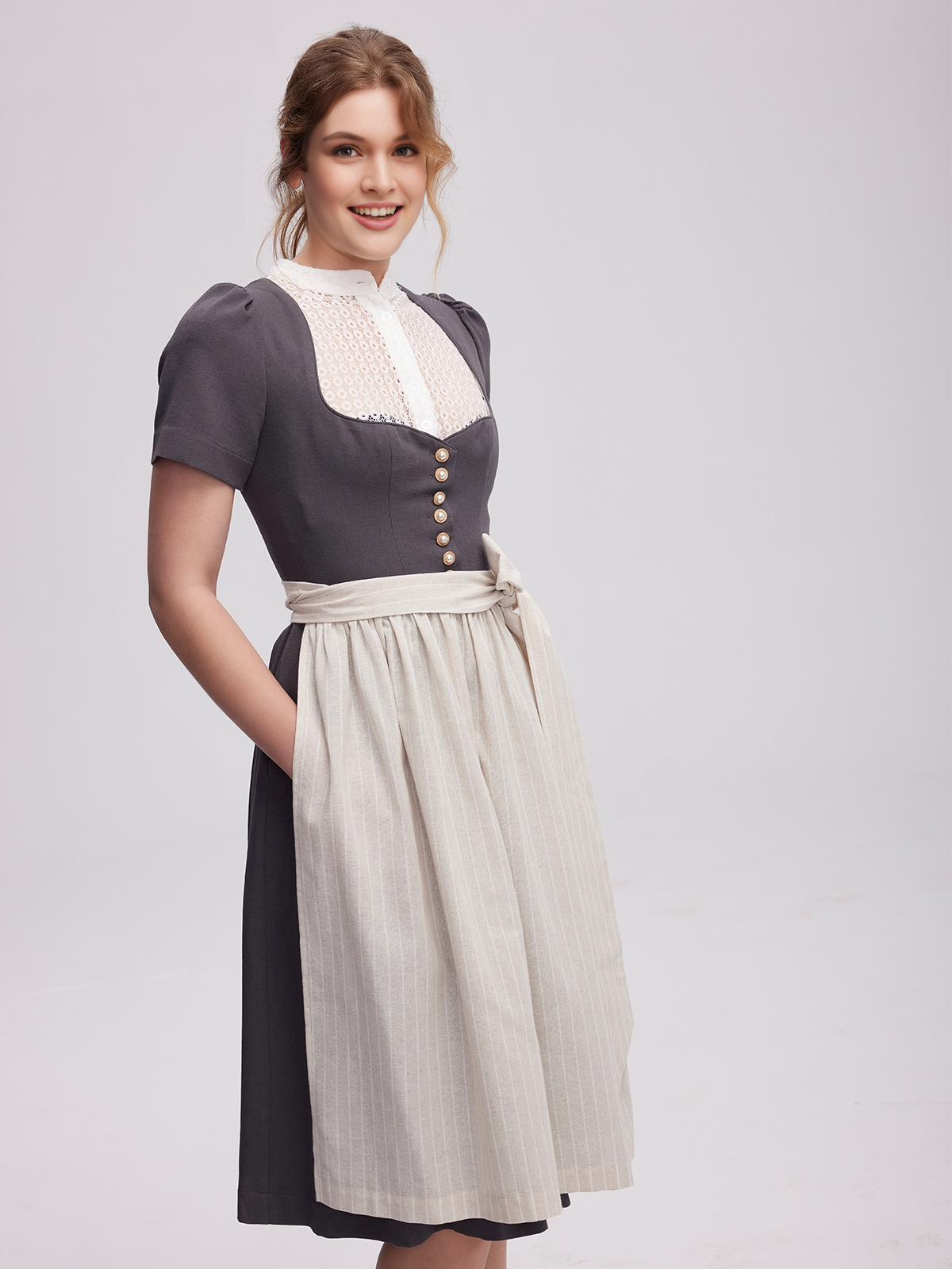 Dirndl Bluse in Grau – zeitlos elegant