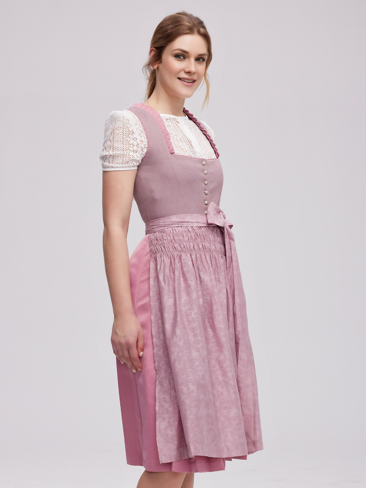 Modernes lila Dindrl mit floralen Details