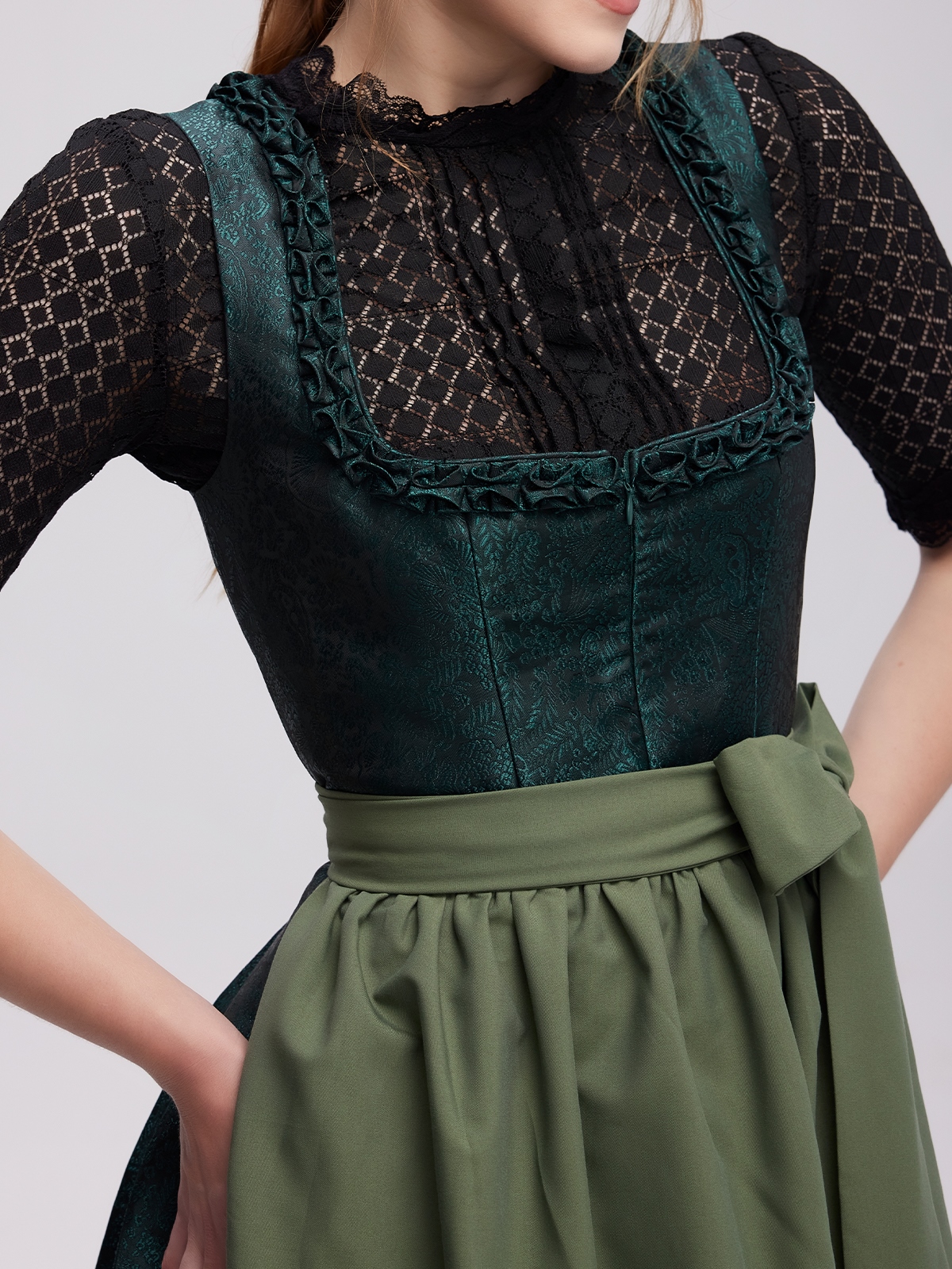 Dirndlbluse mit Spitze und V-Ausschnitt in Grün