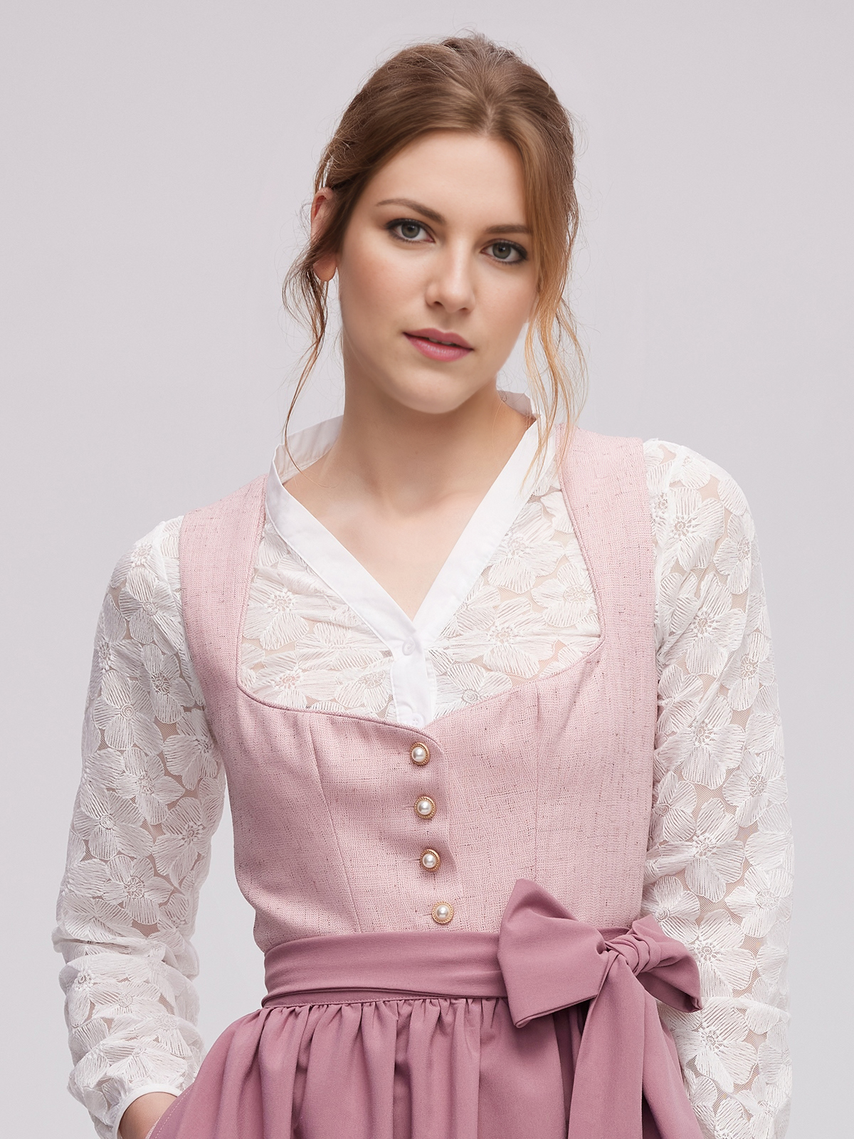 Modernes Dirndl in Rosa mit eleganter Schürze