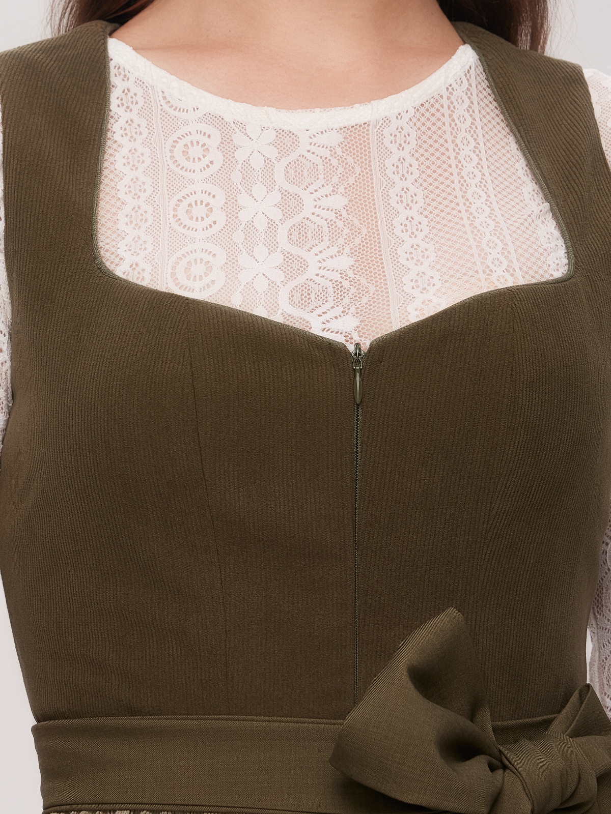 Rosa Dirndl mit grüner Schürze