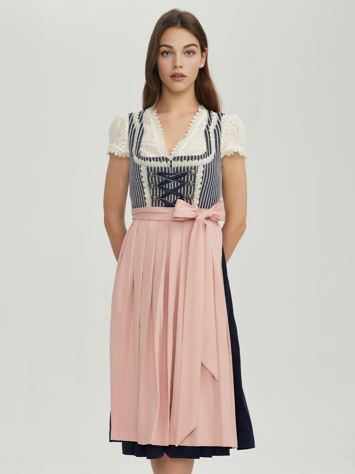 Ein elegantes braunes Dirndl mit feinen Stickereien