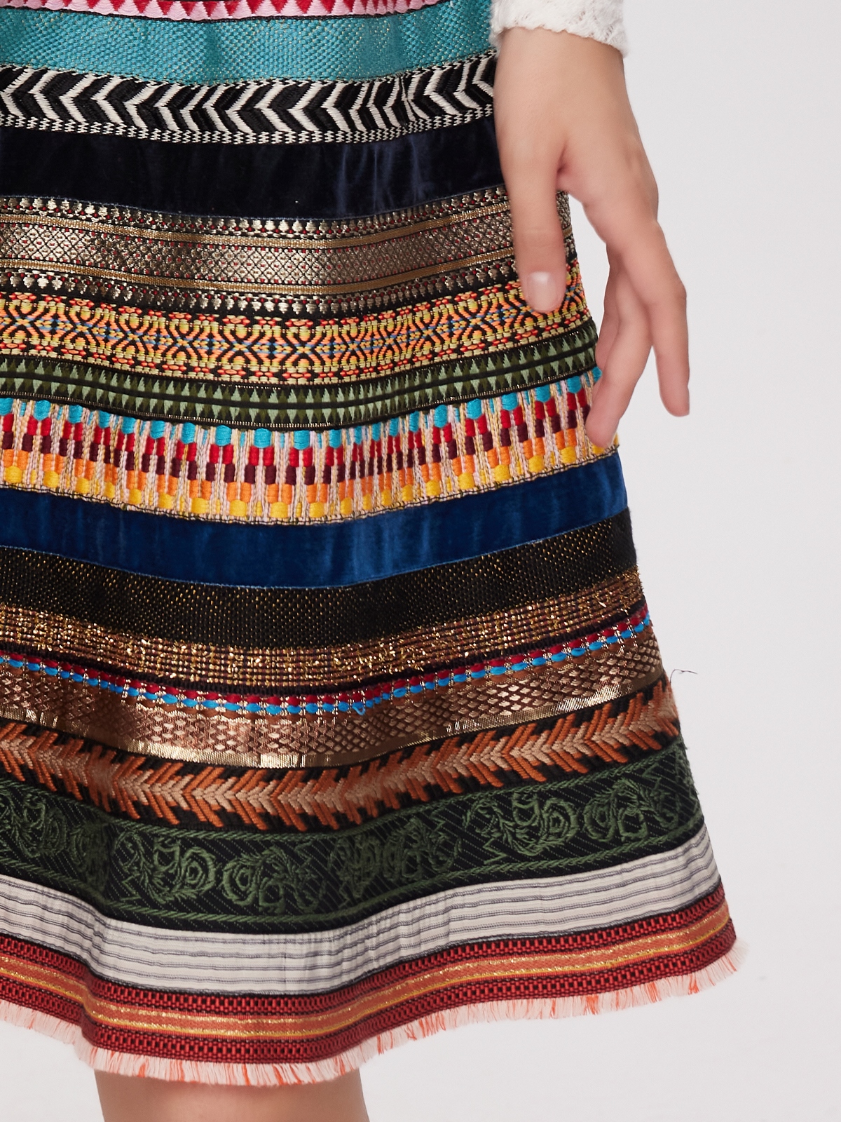 Blaues Dirndl mit traditioneller Schürze