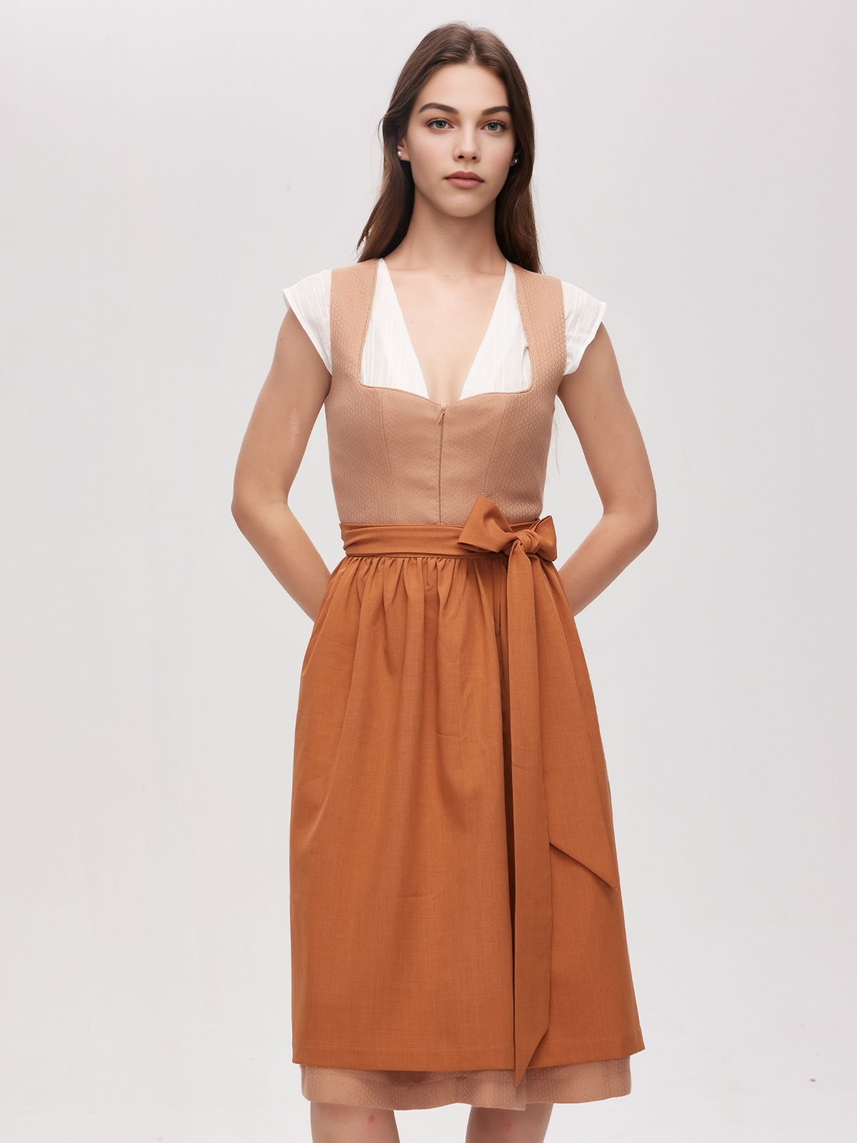 Beiges Dirndl mit natürlichem Charme