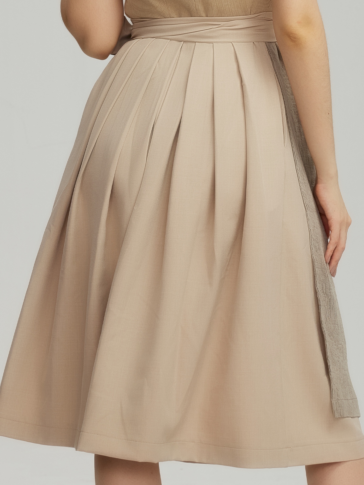 Traditionelle Dirndl Bluse Lang in Braun mit feinen Stickereien