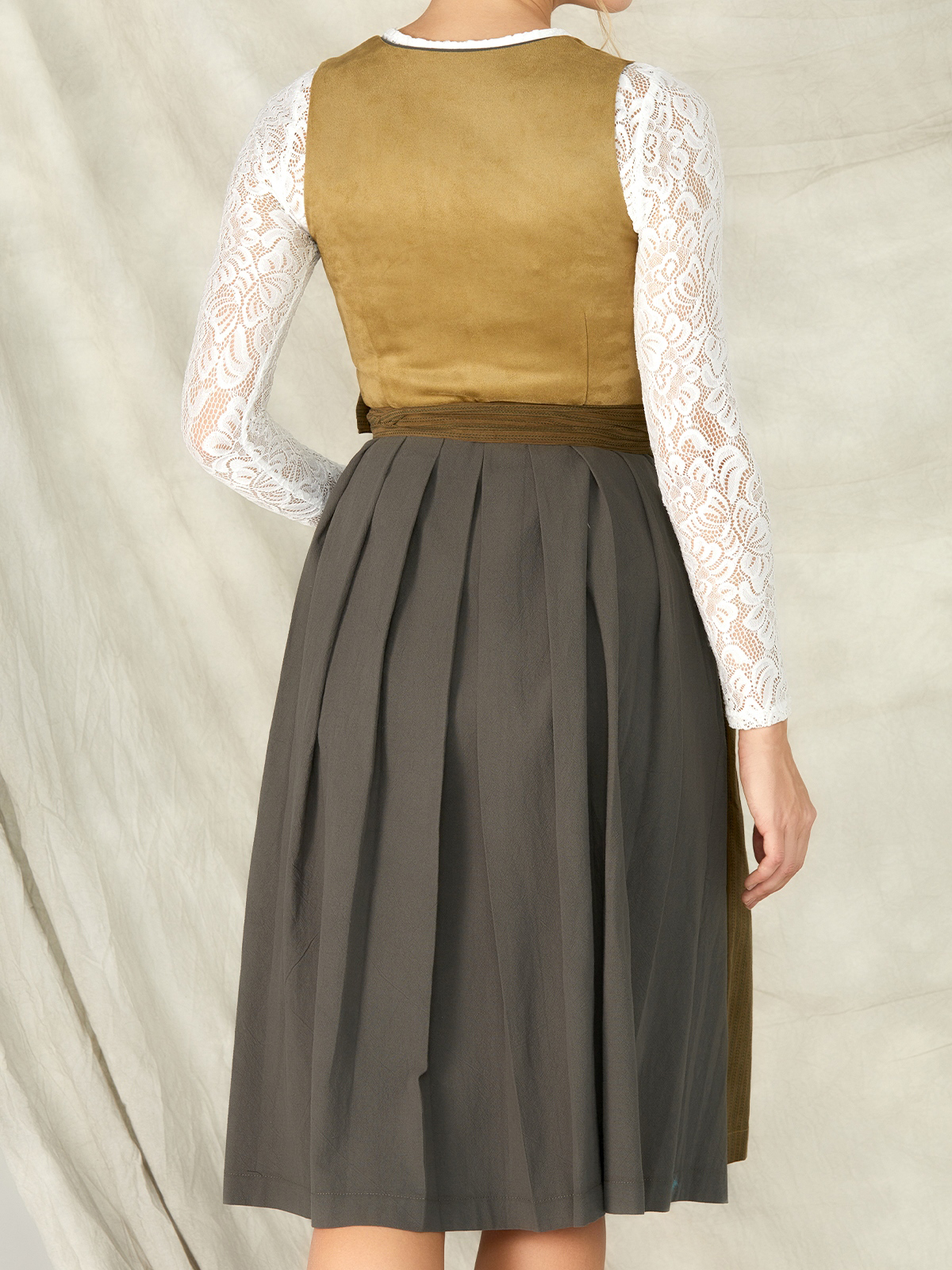 Moderne Dirndl-Kleider mit schlankem Schnitt und urbanem Flair