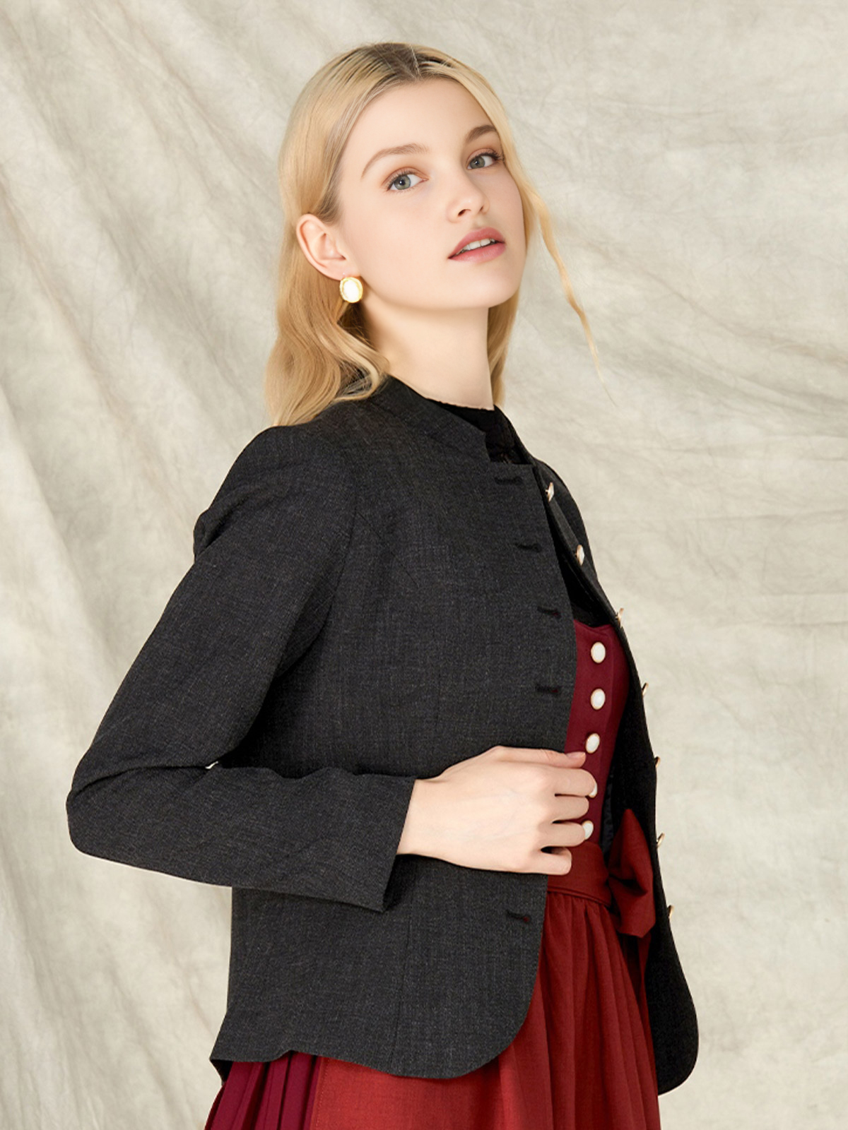 Modernes Dirndl mit schlanker Silhouette