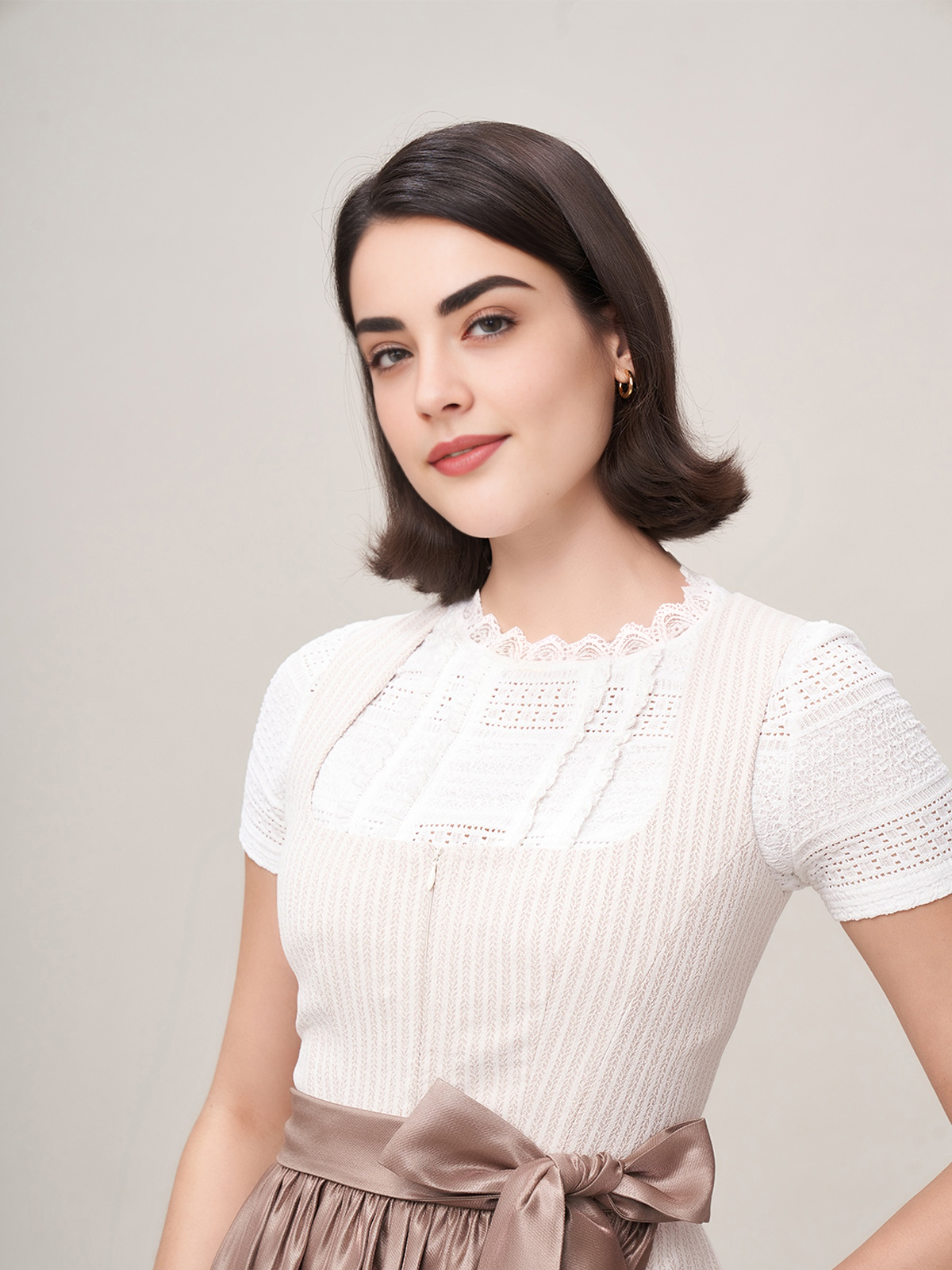 Pinkes Samt Dirndl mit modernem Schnitt