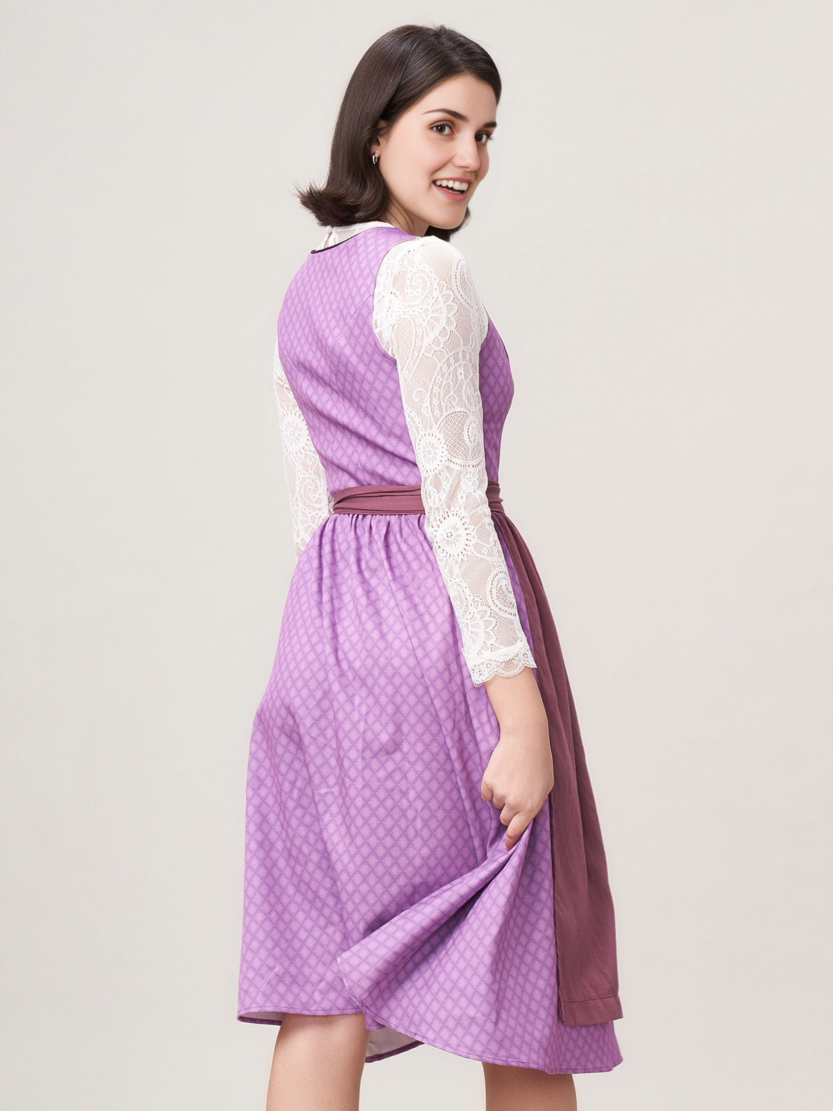 Modernes Dirndl in Lila – stilvoll und feminin