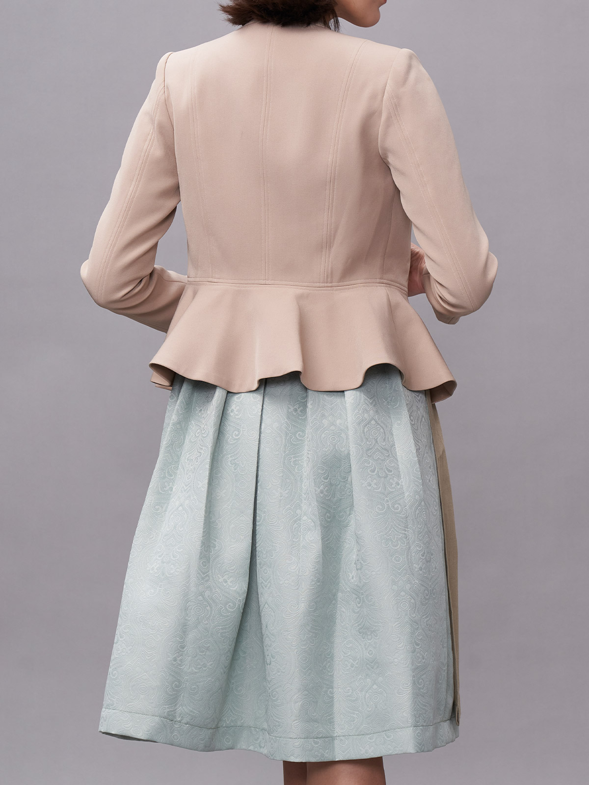 Moderne Dirndlbluse in Braun