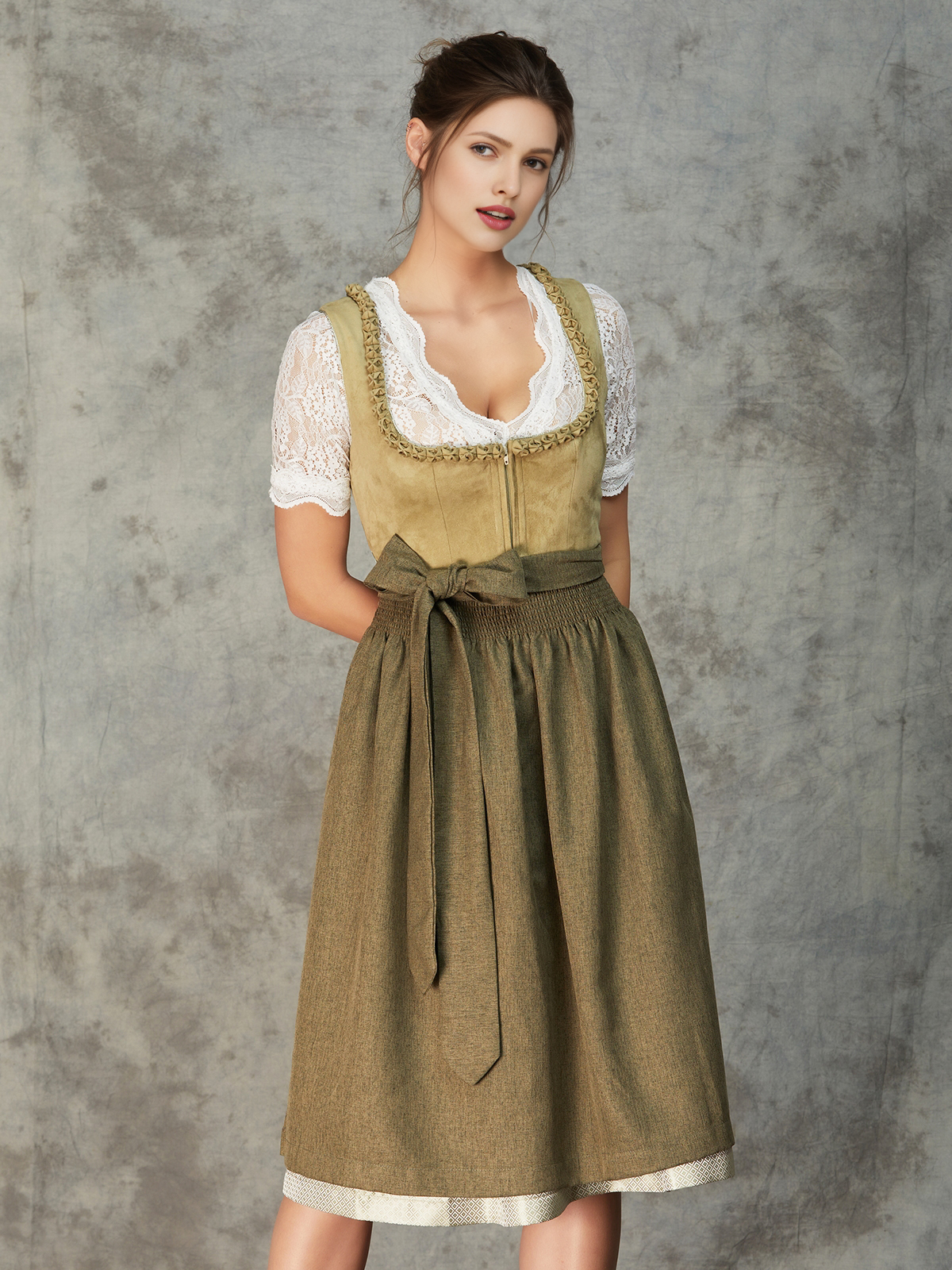 Modernes rot-weißes Dirndl mit floralen Akzenten
