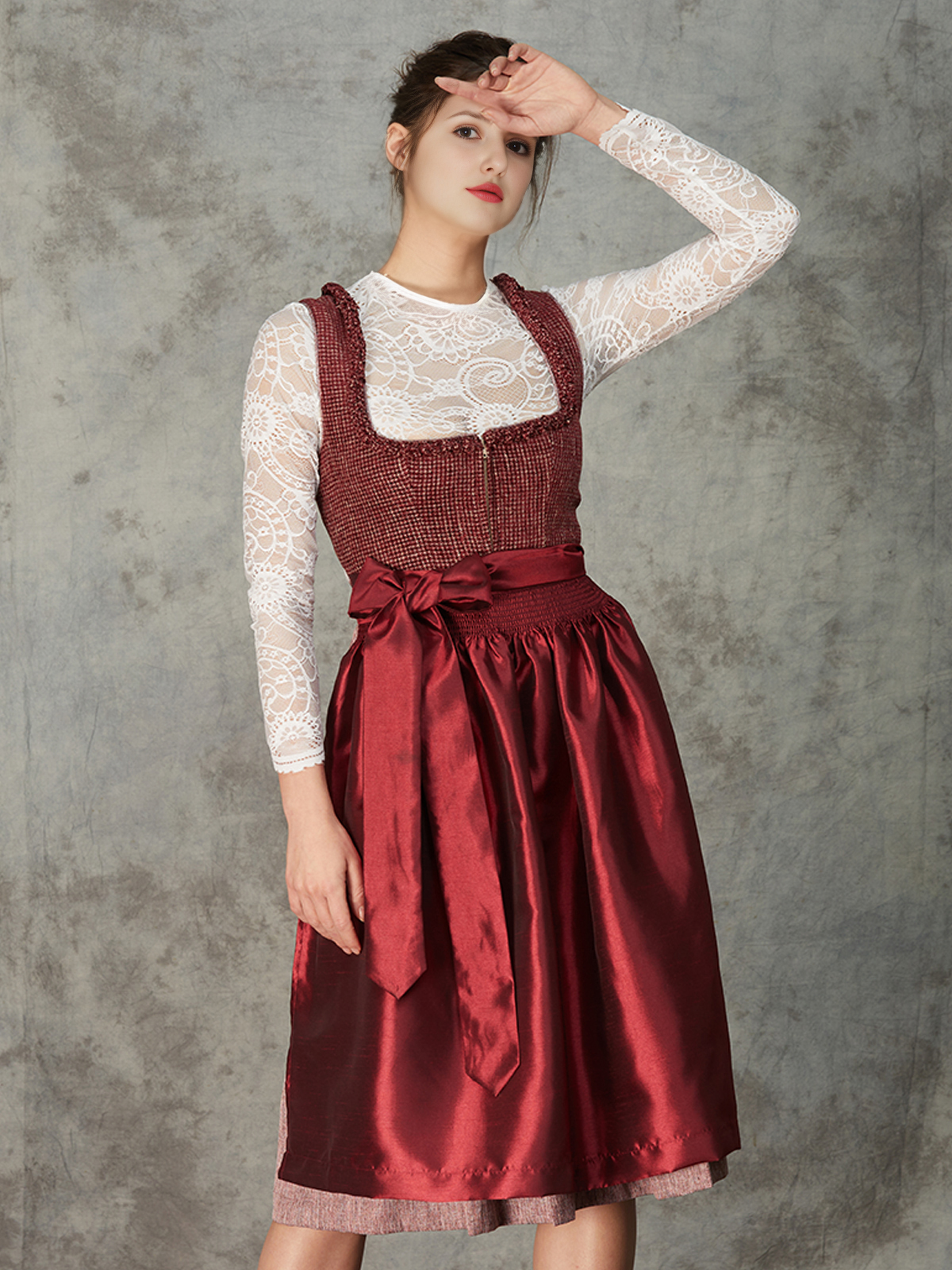 Modernes Dirndl in Rot
