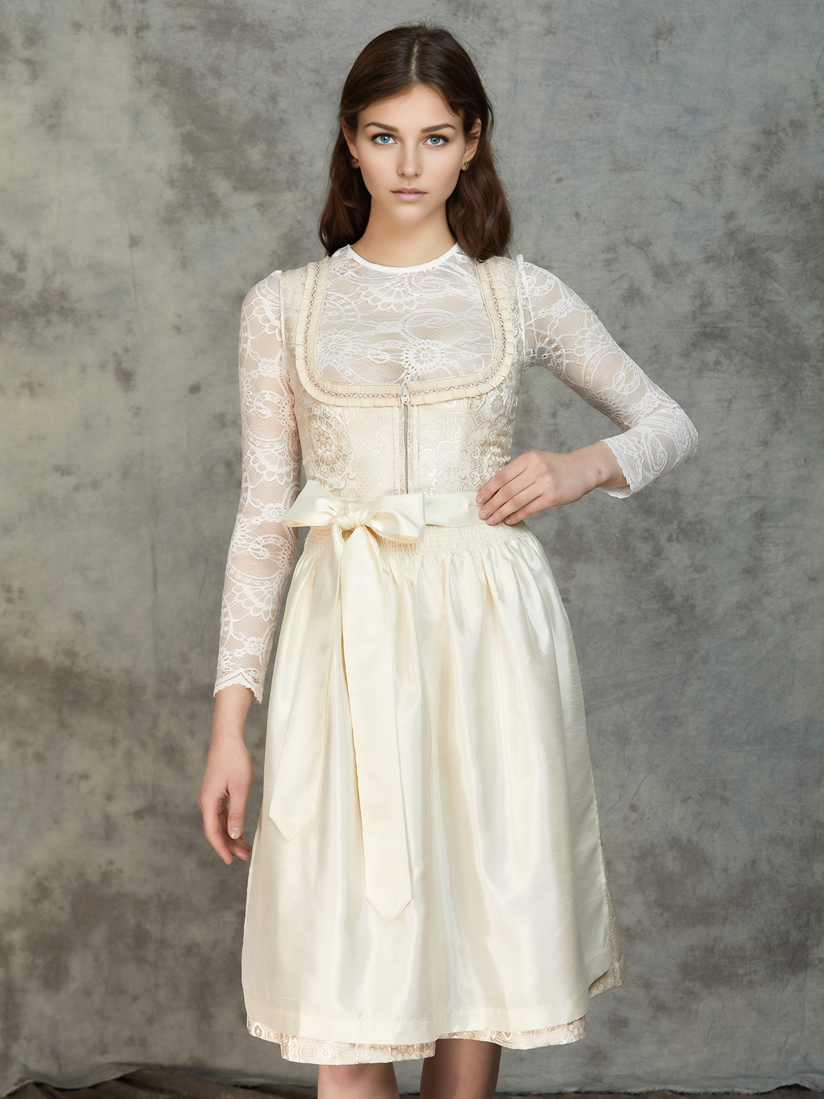 Dirndl in Weiß - ein klassisches Damenj-Stück