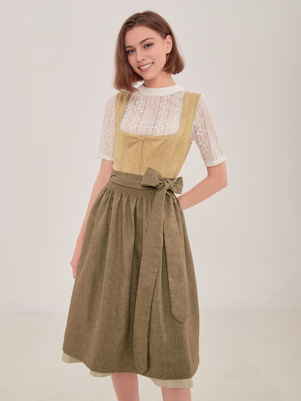 Ein atemberaubendes grünes Dirndl mit floralen Details, das die Vielseitigkeit moderner Trachtenmode zeigt