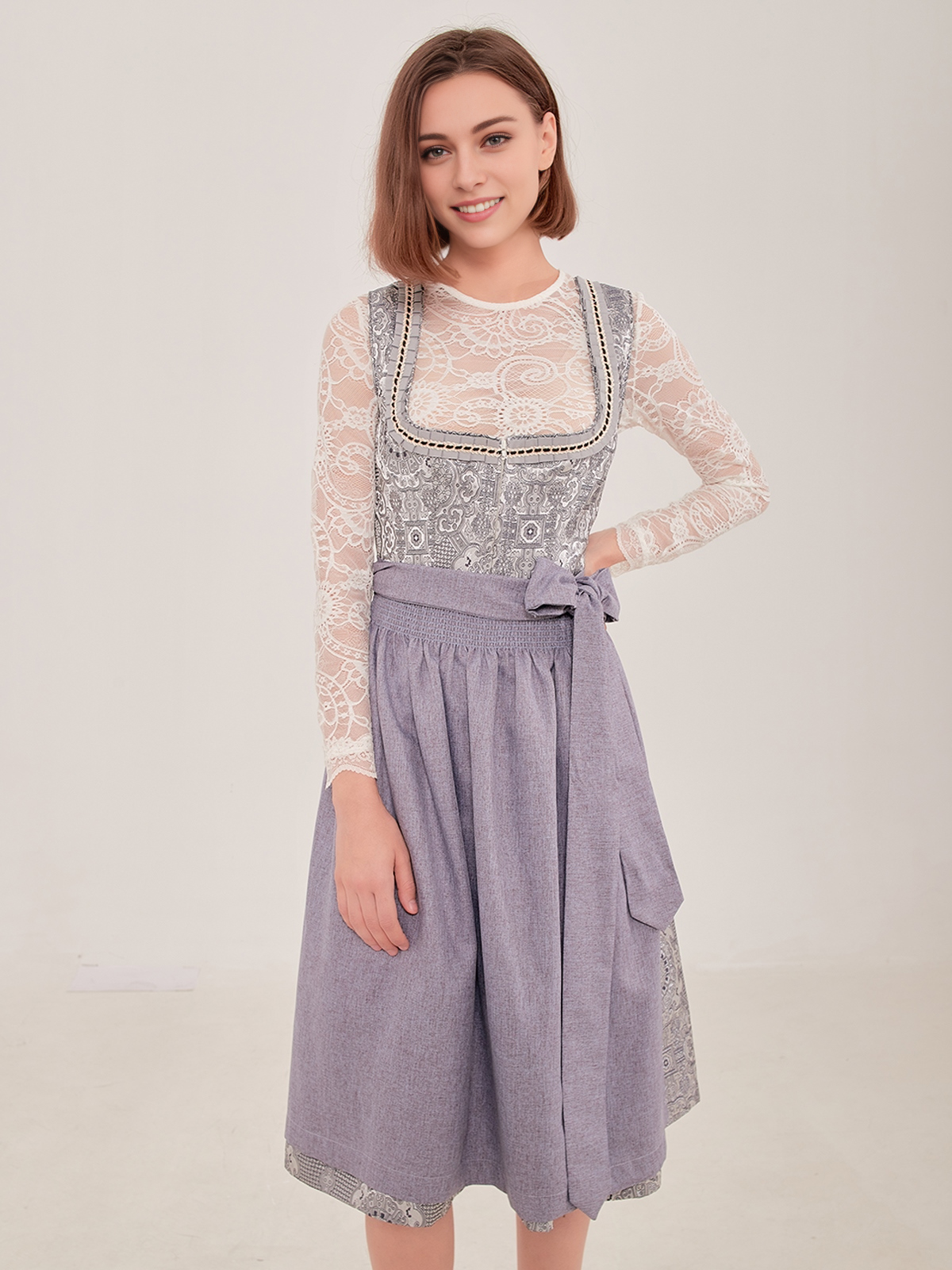 Modernes Dirndl in Grau – perfekt für den urbanen Look